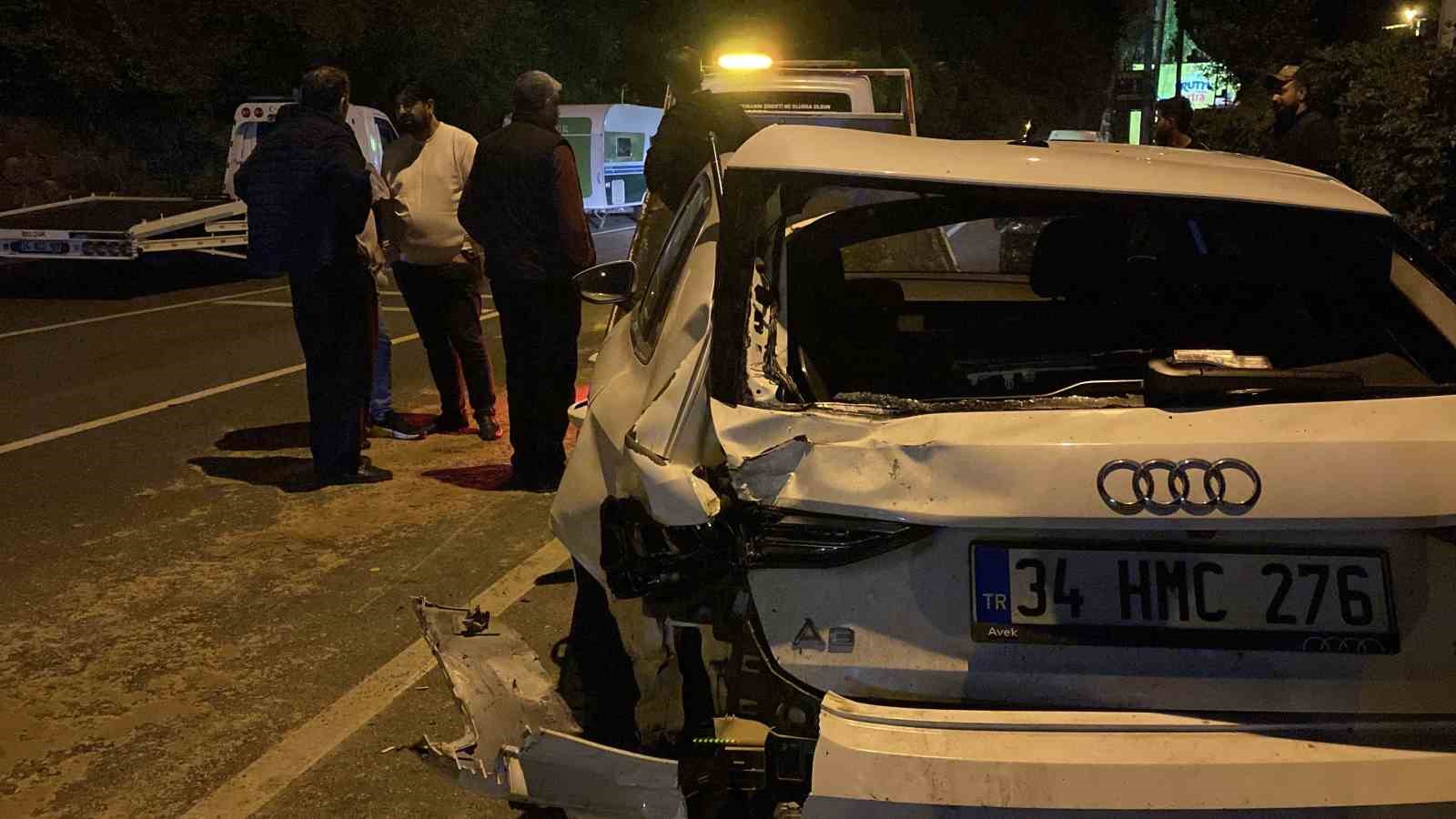 SARIYER’DE KARŞI YÖNDEN GELEN ARACIN SIKIŞTIRDIĞI OTOMOBİL, PARK HALİNDEKİ 6 ARACA ÇARPTI