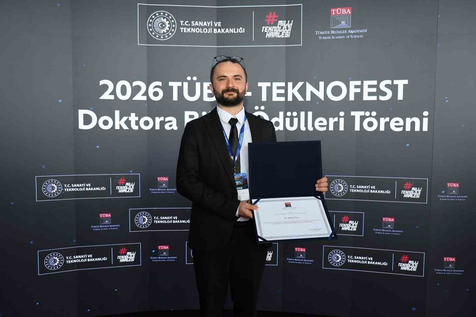 DÜZCE ÜNİVERSİTESİ ÖĞRETİM ÜYESİ ÜÇÜNCÜ OLDU