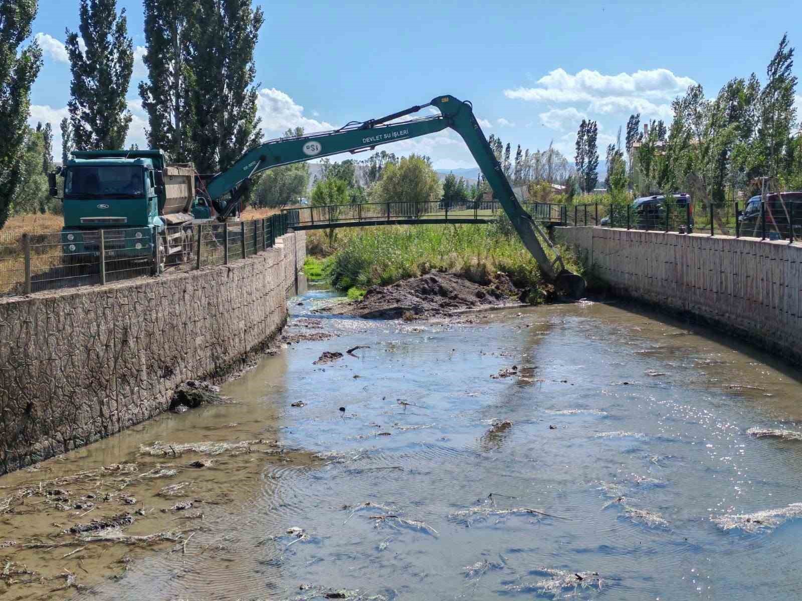 ÇİĞDEMTEPE KÖYÜNDE DERE YATAĞI ISLAH ÇALIŞMALARI SÜRÜYOR