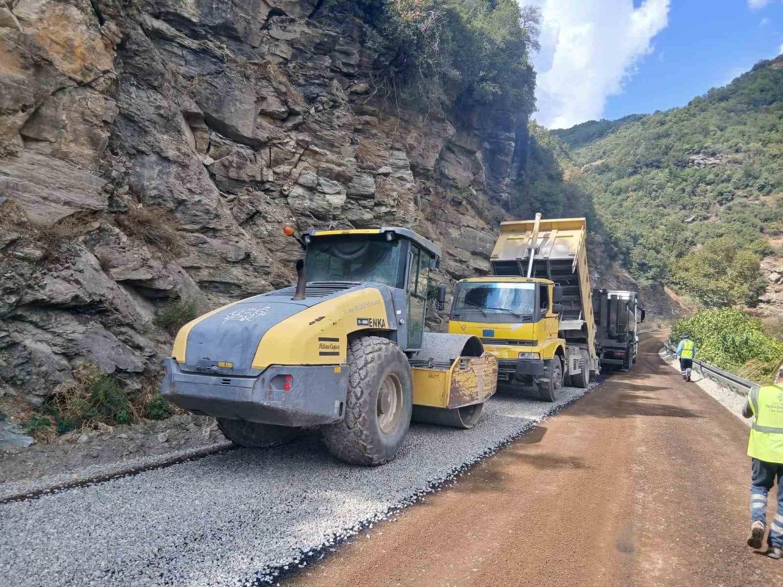 AYDIN’IN 17 İLÇESİNDE YOLLAR İÇİN EŞ ZAMANLI ÇALIŞMA