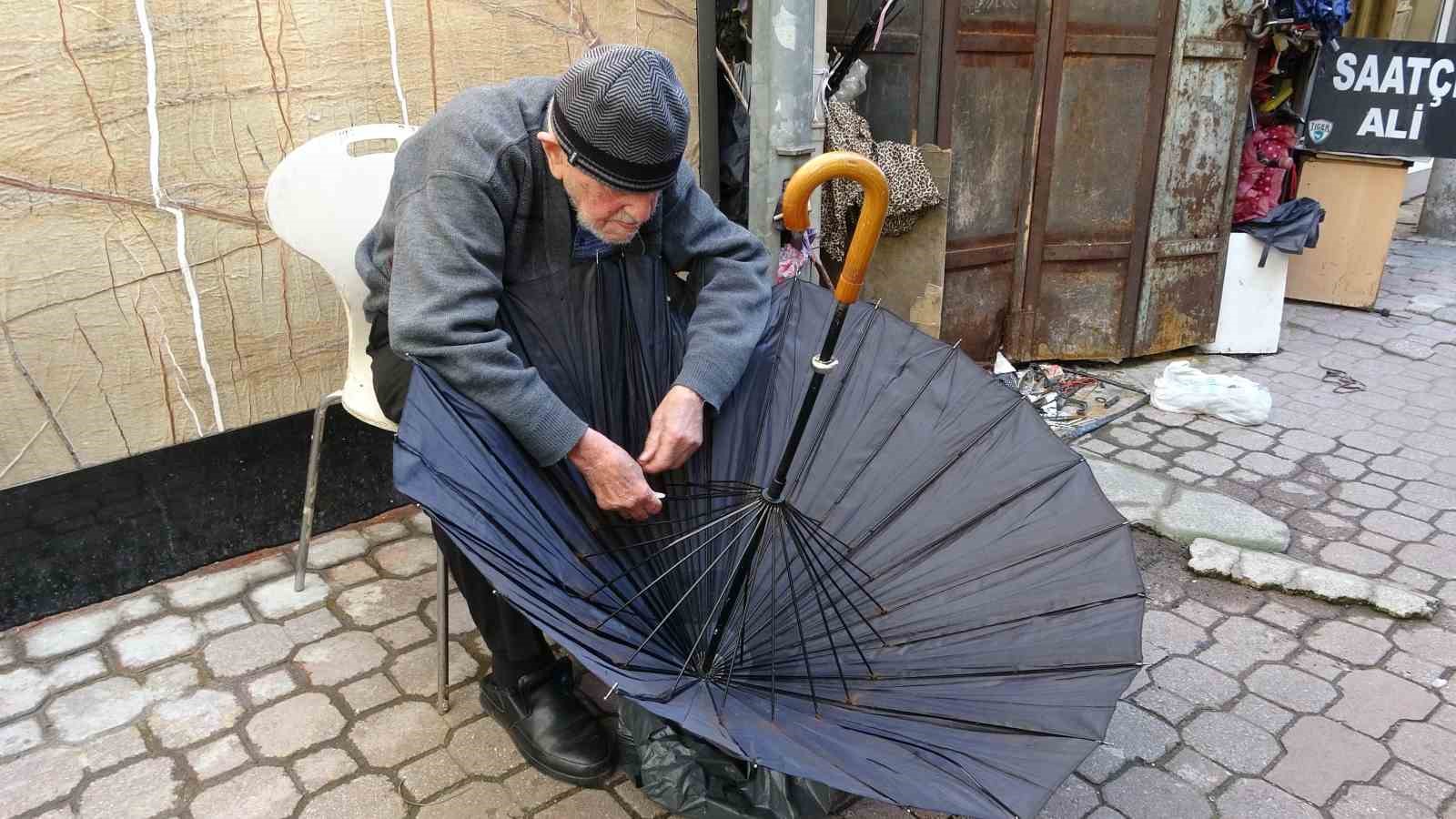 97 YILLIK ÖMÜR, 70 YILLIK USTALIK: ŞEMSİYELERE İKİNCİ BAHAR