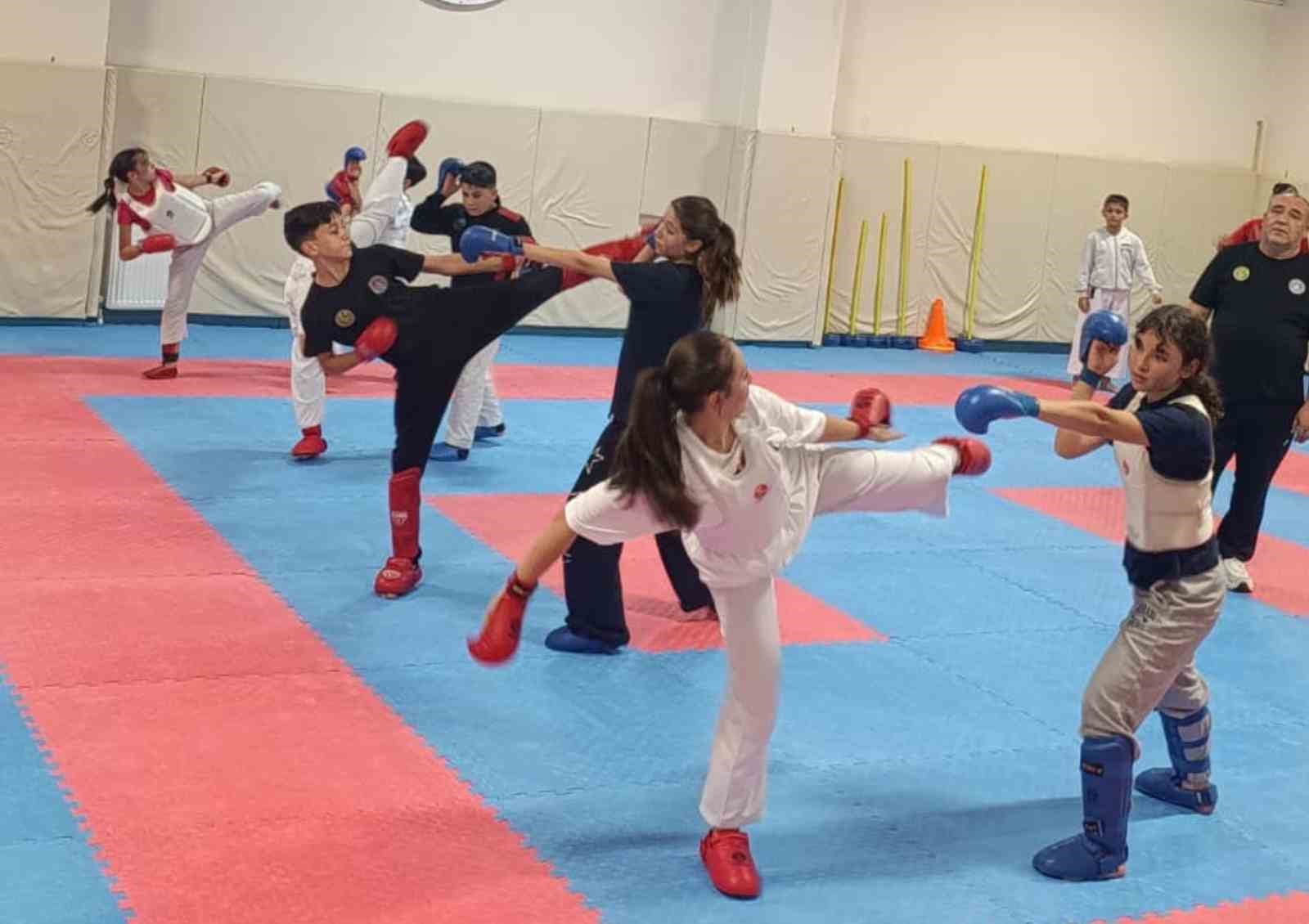 GENÇ SPORCULAR HAFTANIN 6 GÜNÜ KARATE YAPIYOR