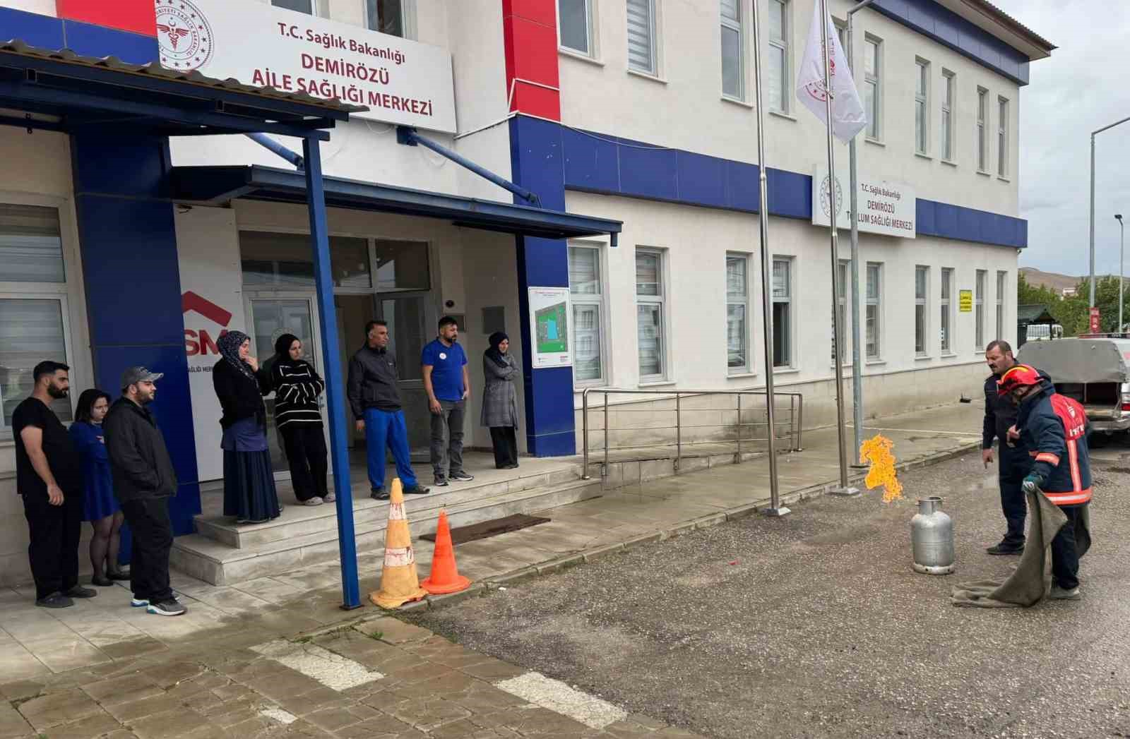 DEMİRÖZÜ’NDE SAĞLIK PERSONELİNE YANGIN EĞİTİMİ VERİLDİ