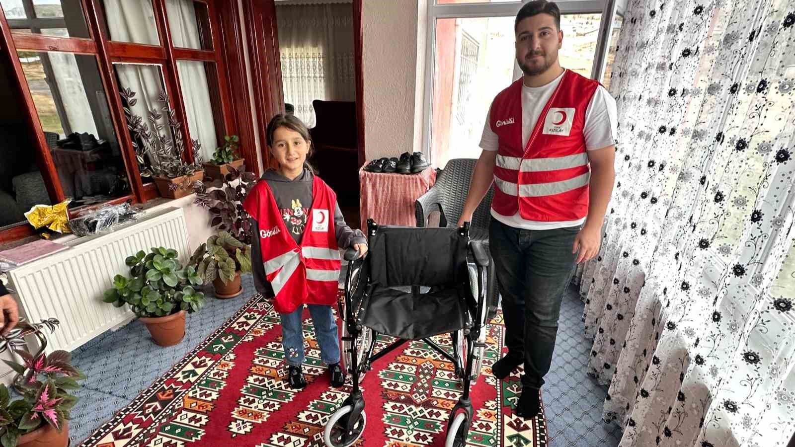 KIZILAY’DAN İHTİYAÇ SAHİBİ VATANDAŞA TEKERLEKLİ SANDALYE DESTEĞİ