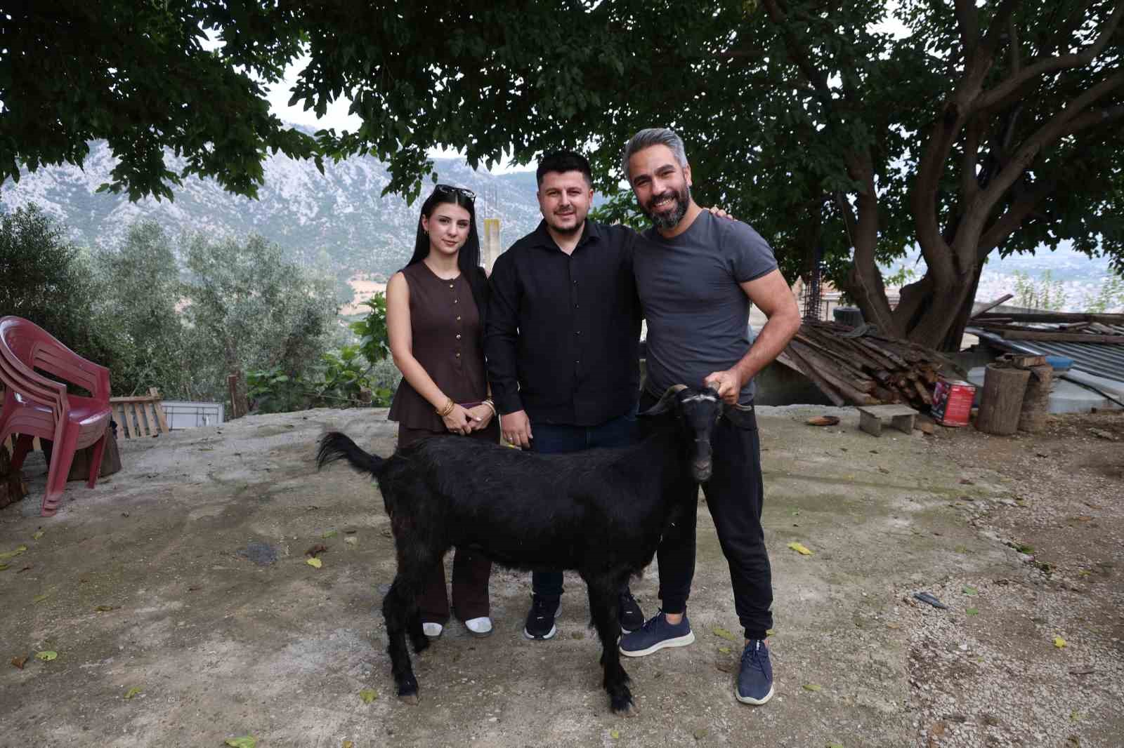 DAMADIN ET SEVGİSİNİ BİLEN ARKADAŞI DÜĞÜNDE KEÇİ HEDİYE ETTİ