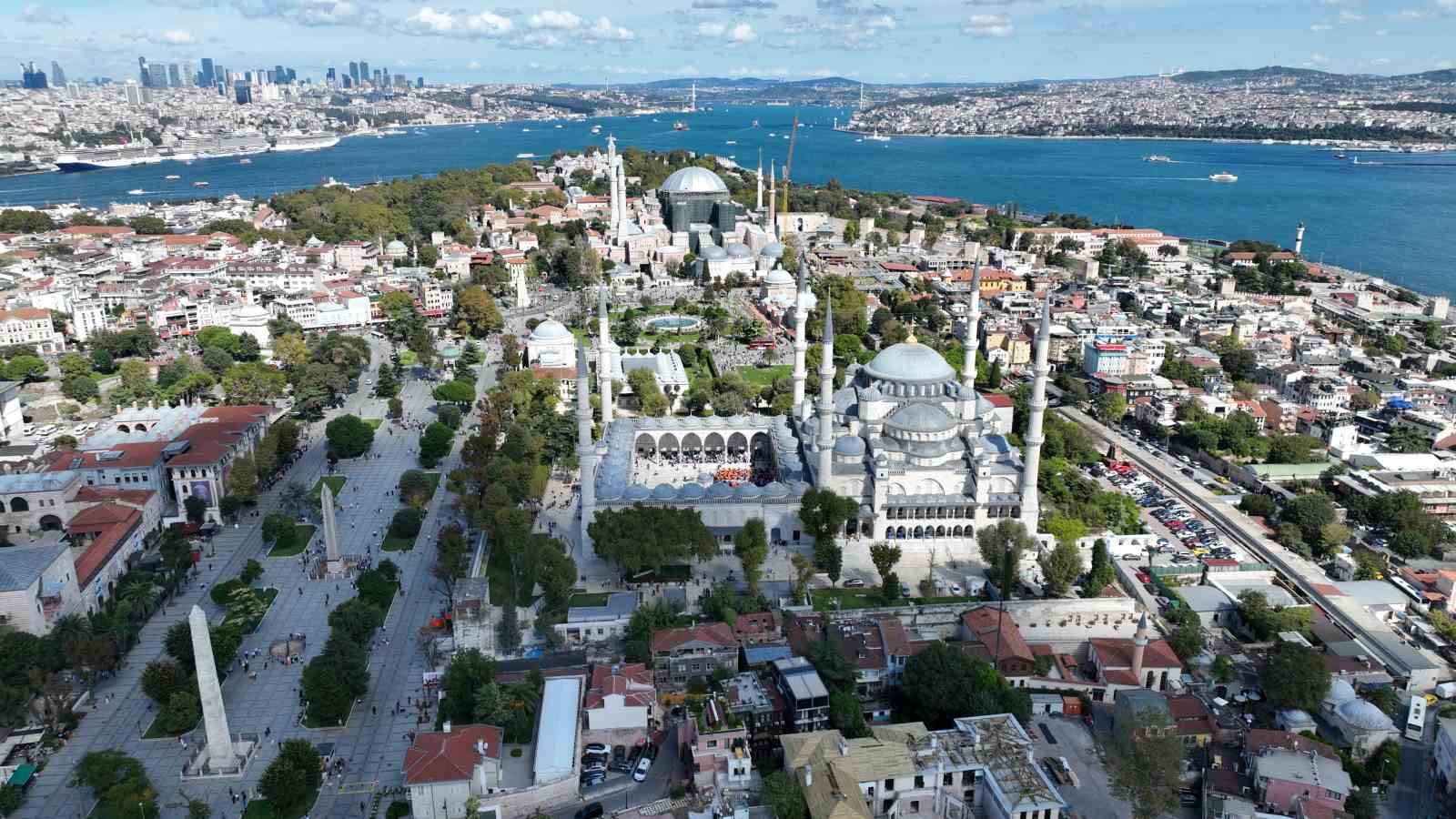 AYASOFYA’NIN KUBBESİ GRİ BRANDALARLA KAPATILDI
