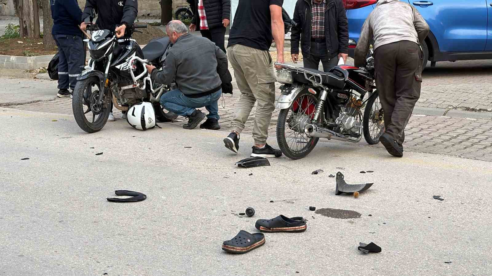 BOLU’DA İKİ MOTOSİKLET KAFA KAFAYA ÇARPIŞTI: 2 YARALI