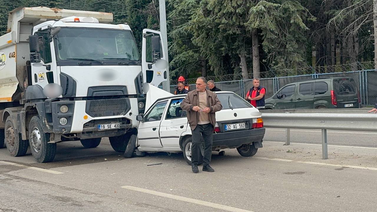 TERS YÖNE GİREN OTOMOBİL HAFRİYAT KAMYONUNUN ALTINA GİRDİ