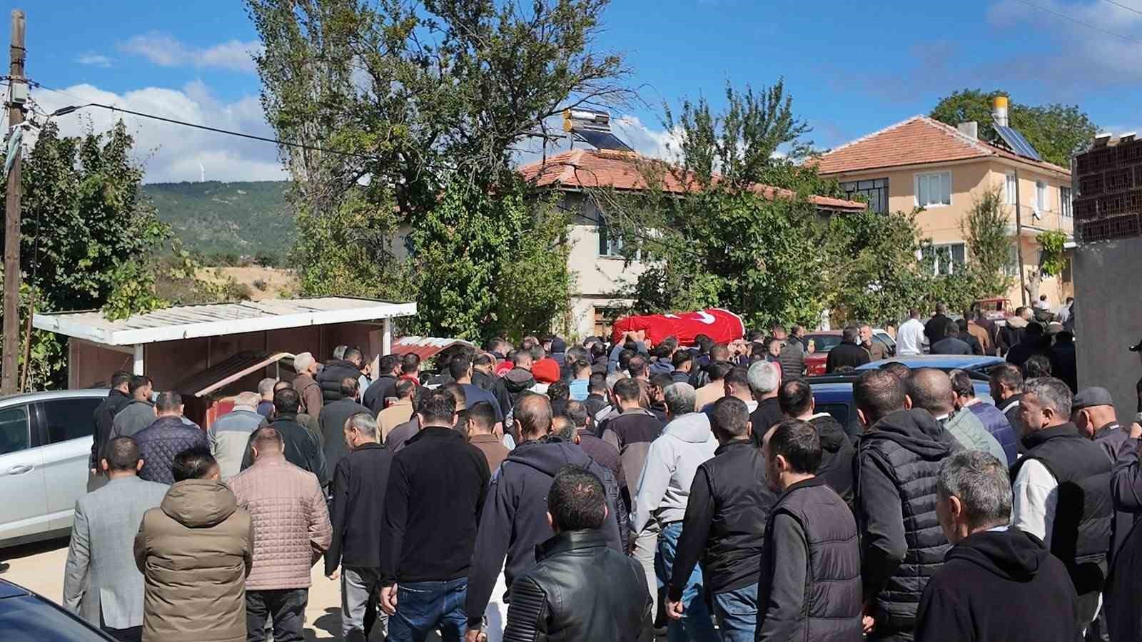 SOMA’DAKİ GÖÇÜKTE HAYATINI KAYBEDEN İŞÇİ SON YOLCULUĞUNA UĞURLANDI