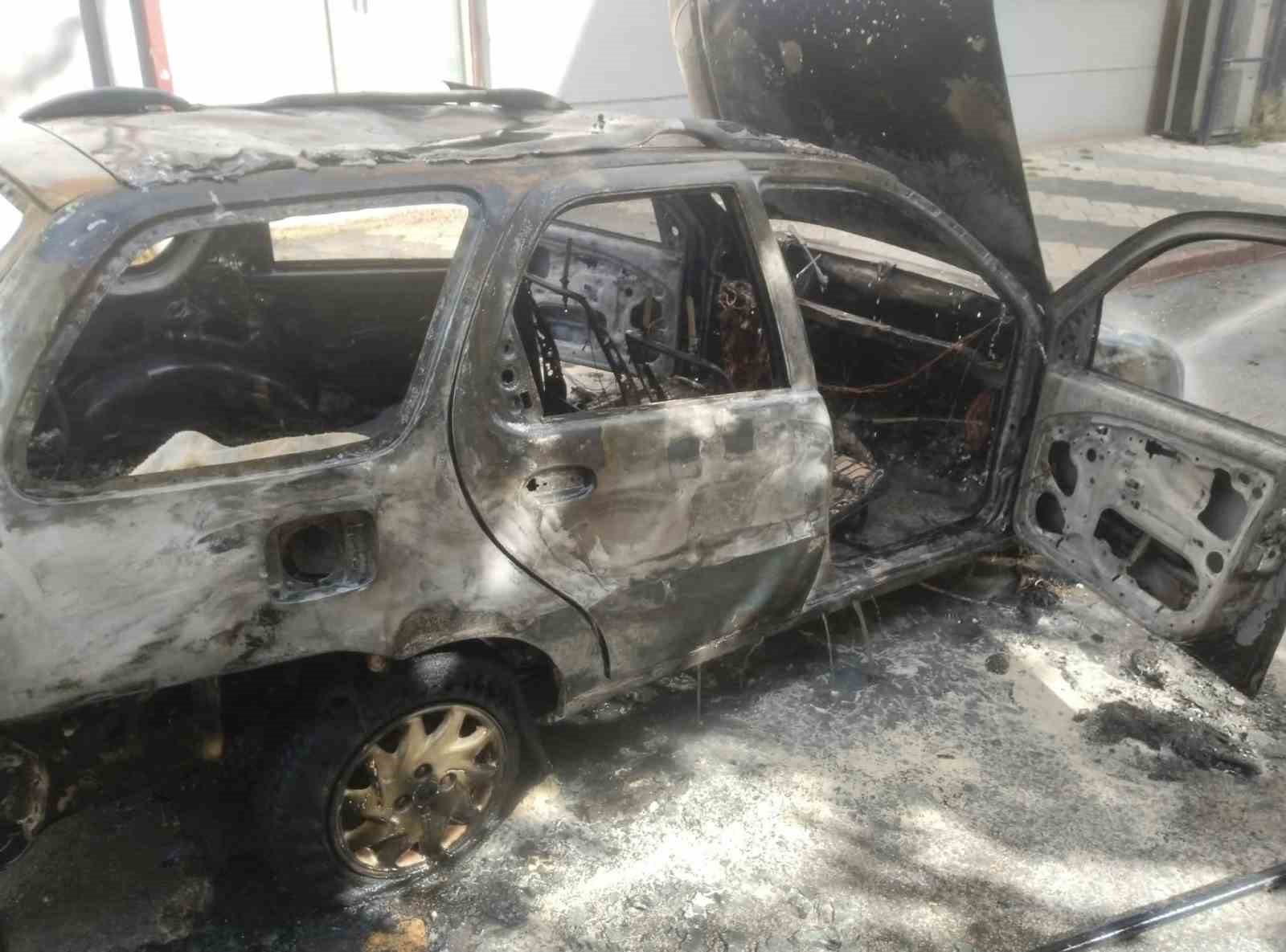 KUNDAKLANDIĞI İDDİA EDİLEN OTOMOBİL KÜLE DÖNDÜ