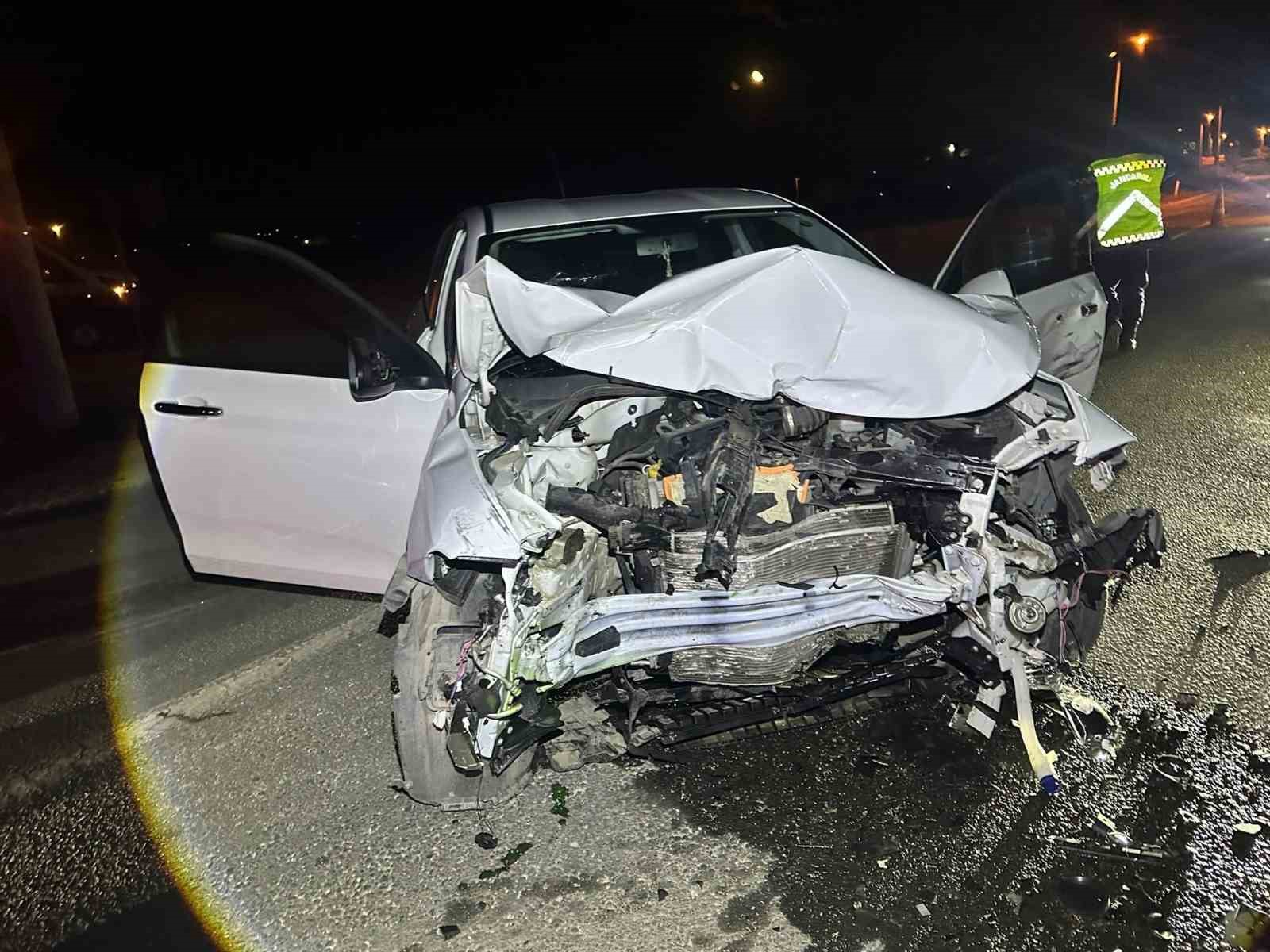 KEŞAN’DA İKİ OTOMOBİL ÇARPIŞTI: 5 YARALI