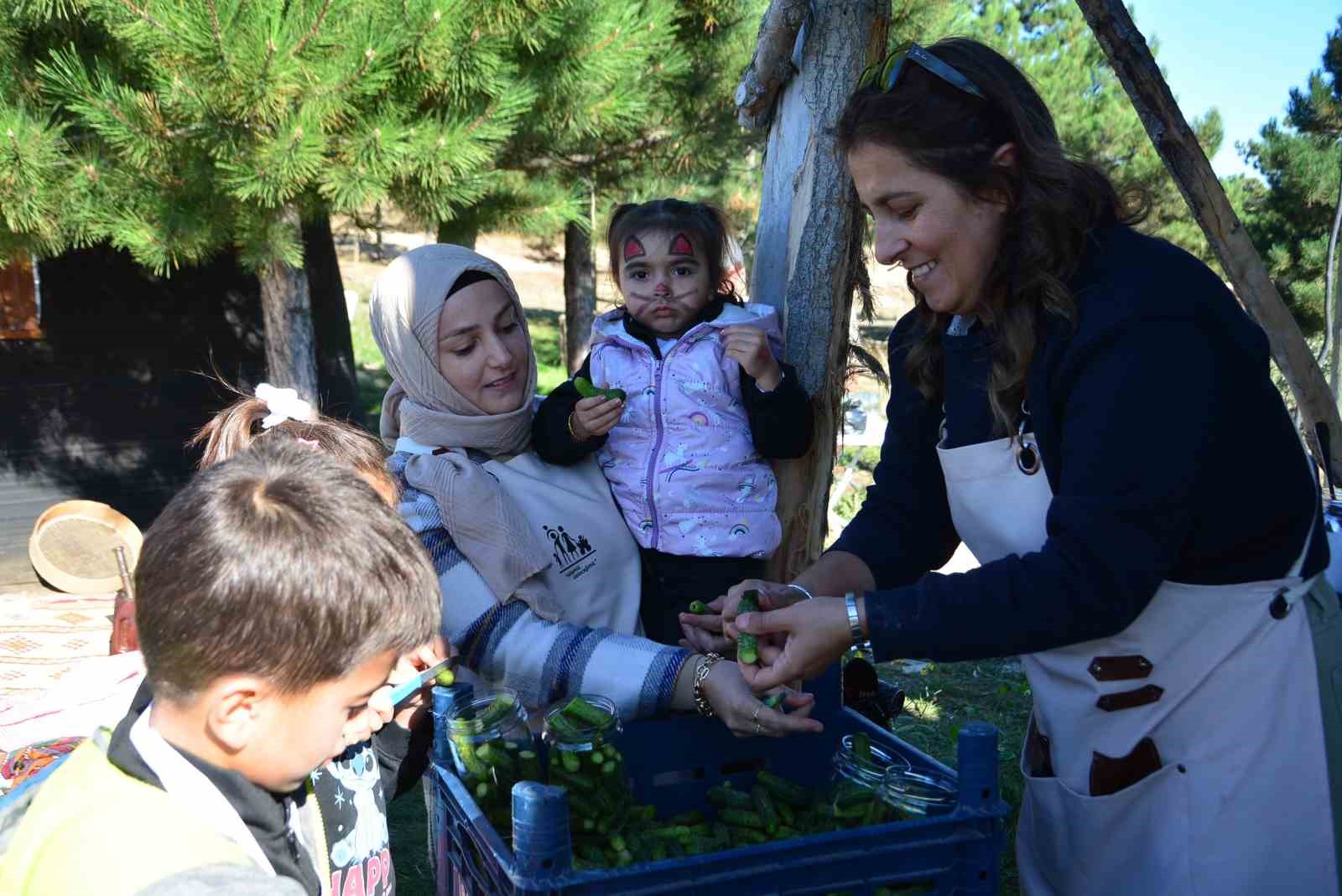 AİLELER VE ÇOCUKLAR, KIŞLIK YİYECEKLERİNİ BİRLİKTE HAZIRLADI