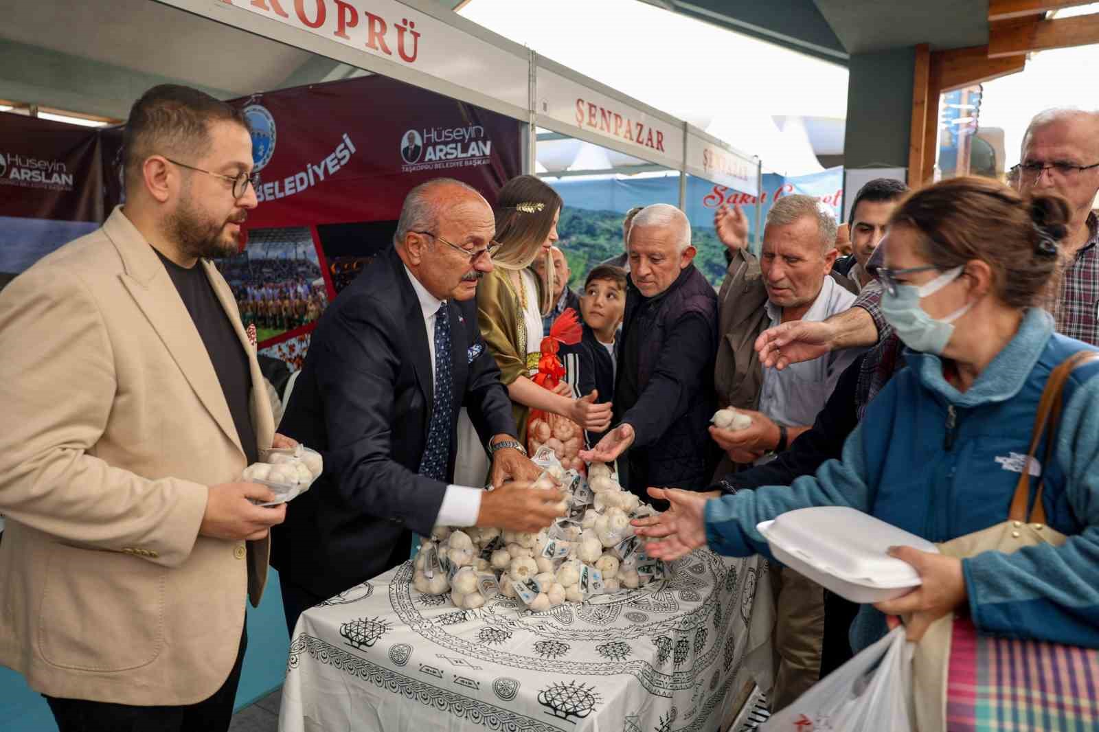 BAŞKAN ARSLAN, ANKARA’DA VATANDAŞLARLA TAŞKÖPRÜ SARIMSAĞI DAĞITTI
