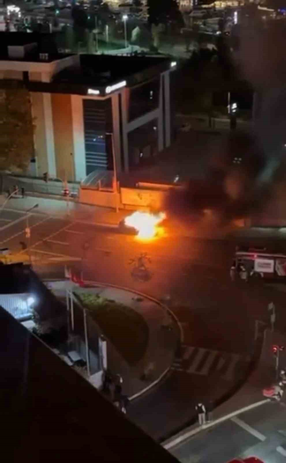 KAĞITHANE’DE OTOMOBİL ALEVLERE TESLİM OLDU