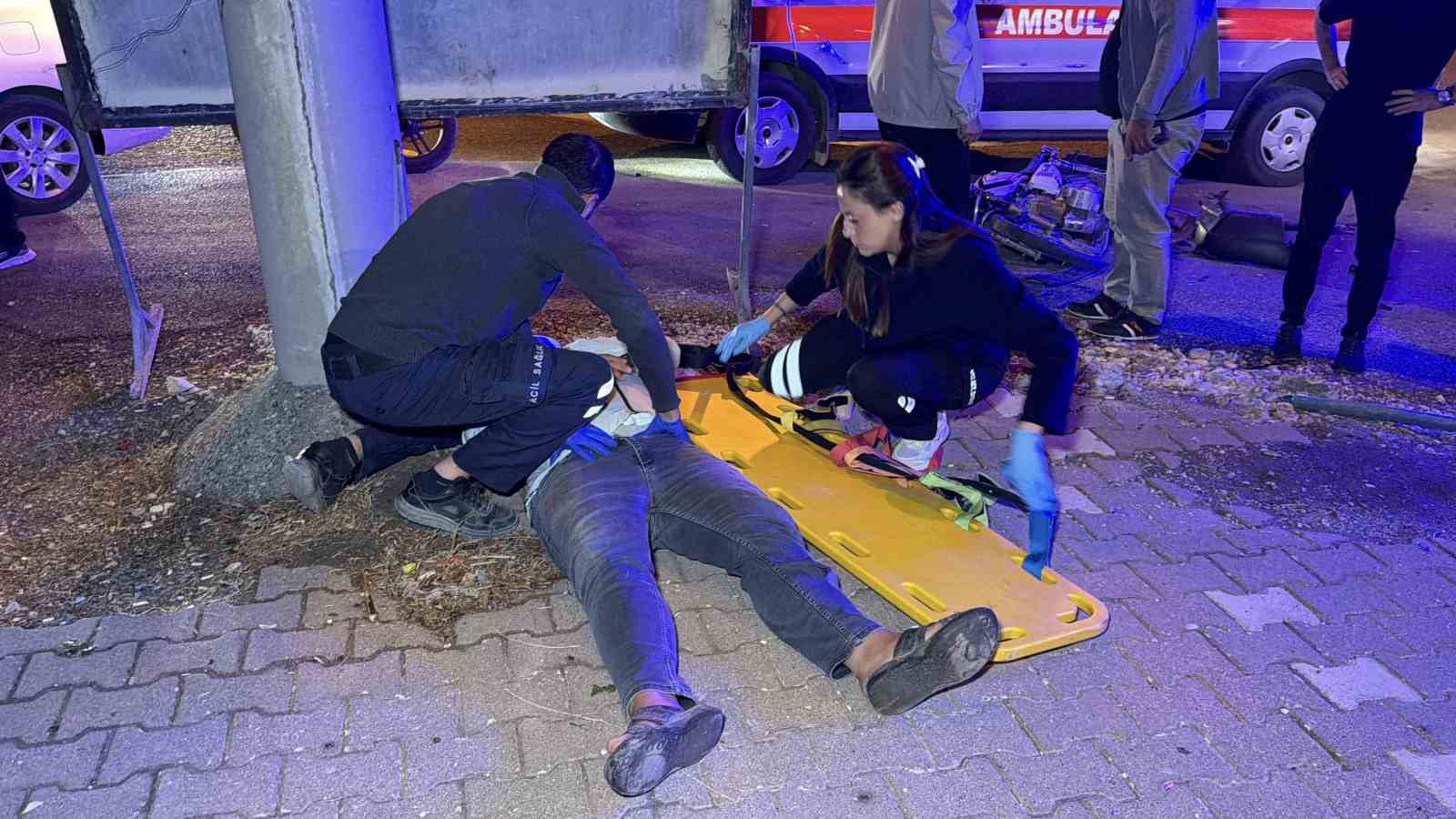 MOTOSİKLET İLE OTOMOBİL ÇARPIŞTI: 2 YARALI