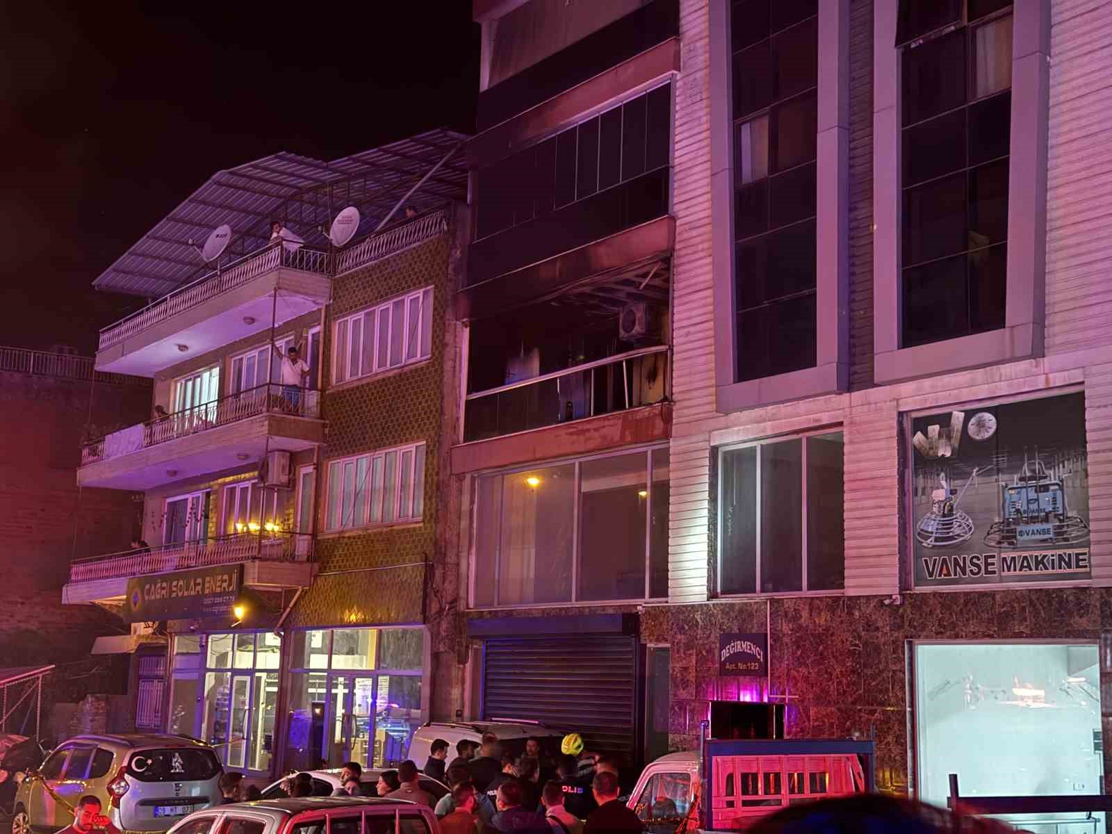 YANGINA UYKULARINDA YAKALANDILAR: 5 KİŞİ DUMANDAN ETKİLENDİ