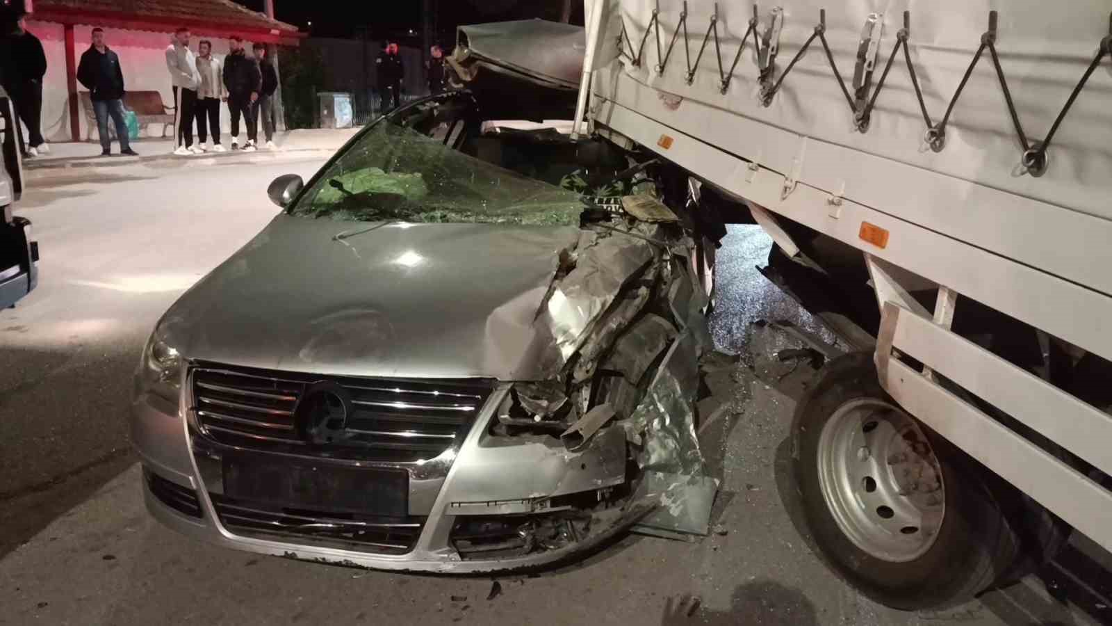 AMASYA’DA KAMYONETE ÇARPAN OTOMOBİL HURDAYA DÖNDÜ: 1 YARALI