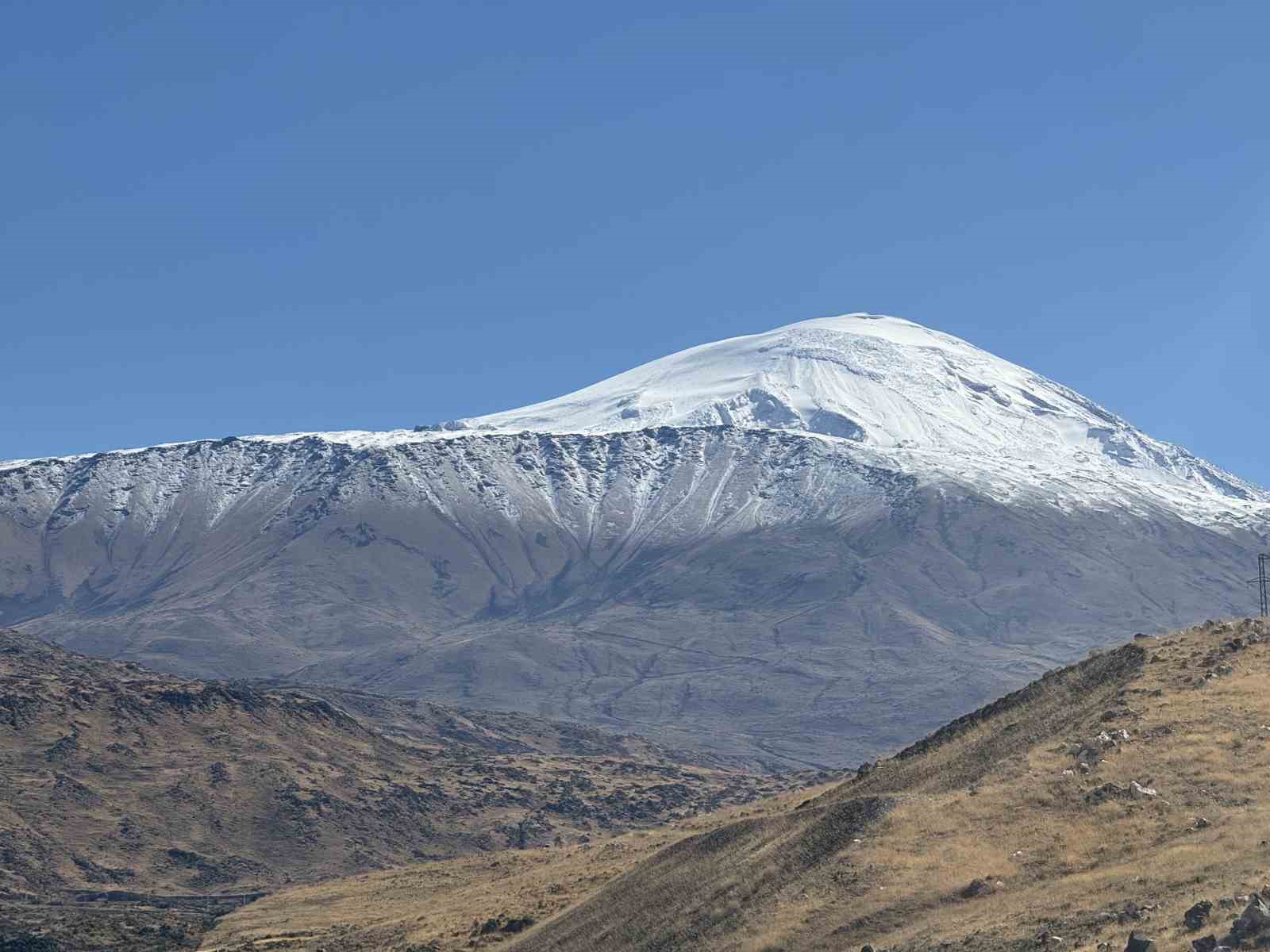 AĞRI DAĞI BEYAZA BÜRÜNDÜ