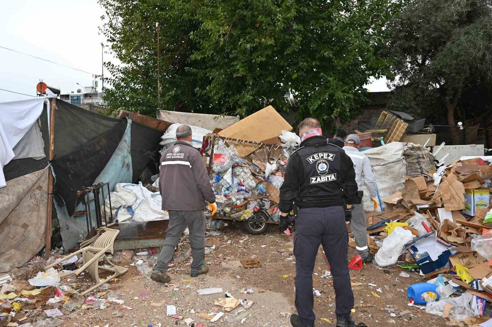 KEPEZ’DE ÇÖP EV OPERASYONU: 8 KAMYON ATIK ÇIKARILDI
