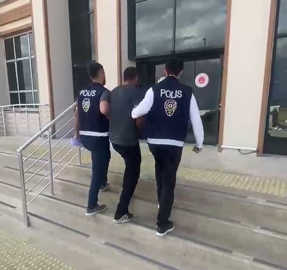 AĞABEYİNİN KİMLİĞİNİ KULLANAN FİRARİ YAKALANDI