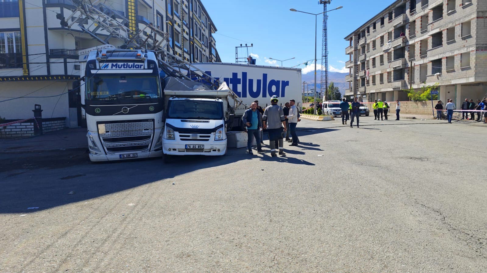 IĞDIR’DA TIR İLE HAFİF TİCARİ ARAÇ ARASINDA TAKİP GERİLİMİ KAZAYLA SONUÇLANDI