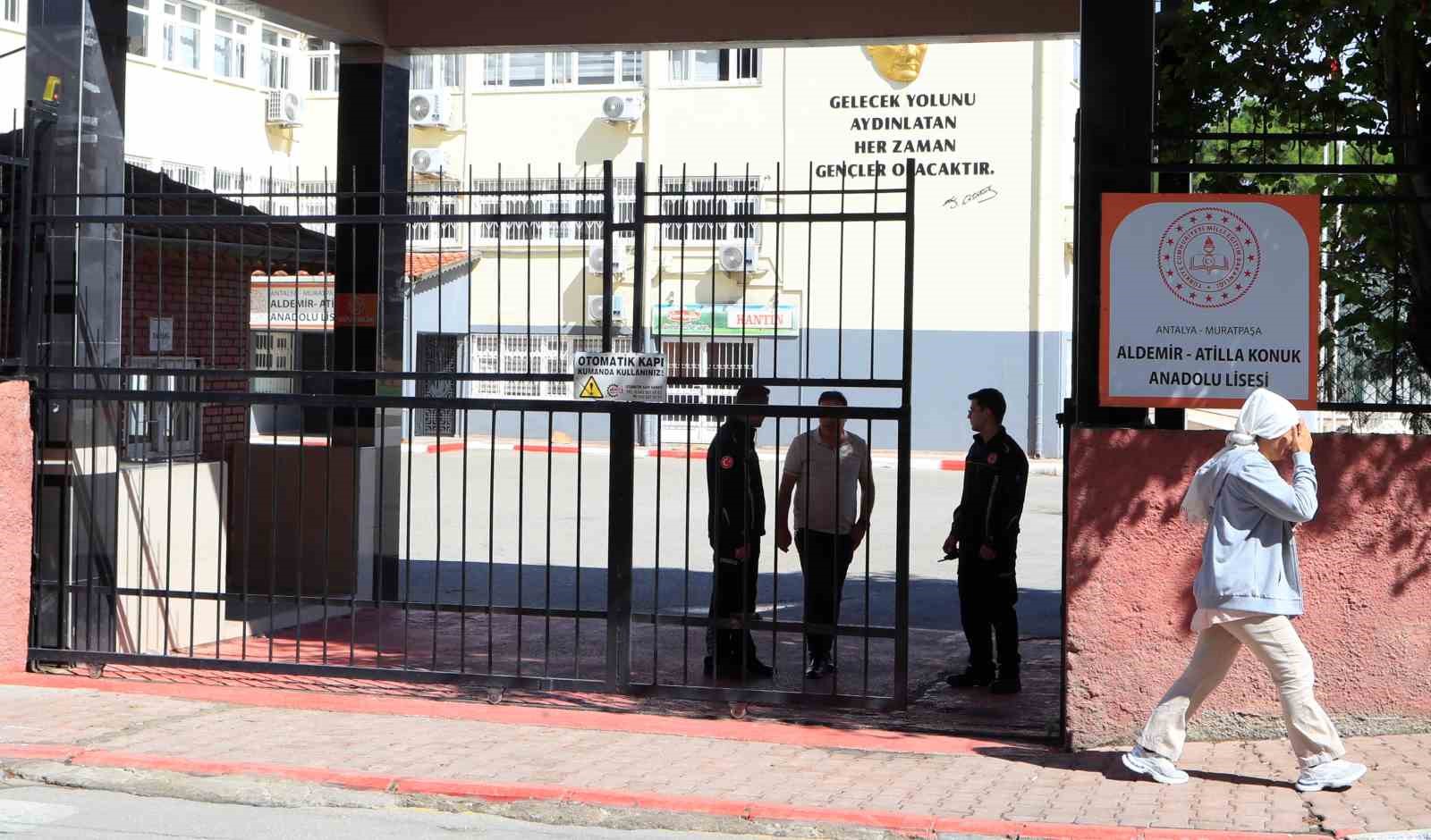 KPSS SINAVI YAPILAN OKULDA KİLİTLİ KALAN VATANDAŞ KURTARILDI