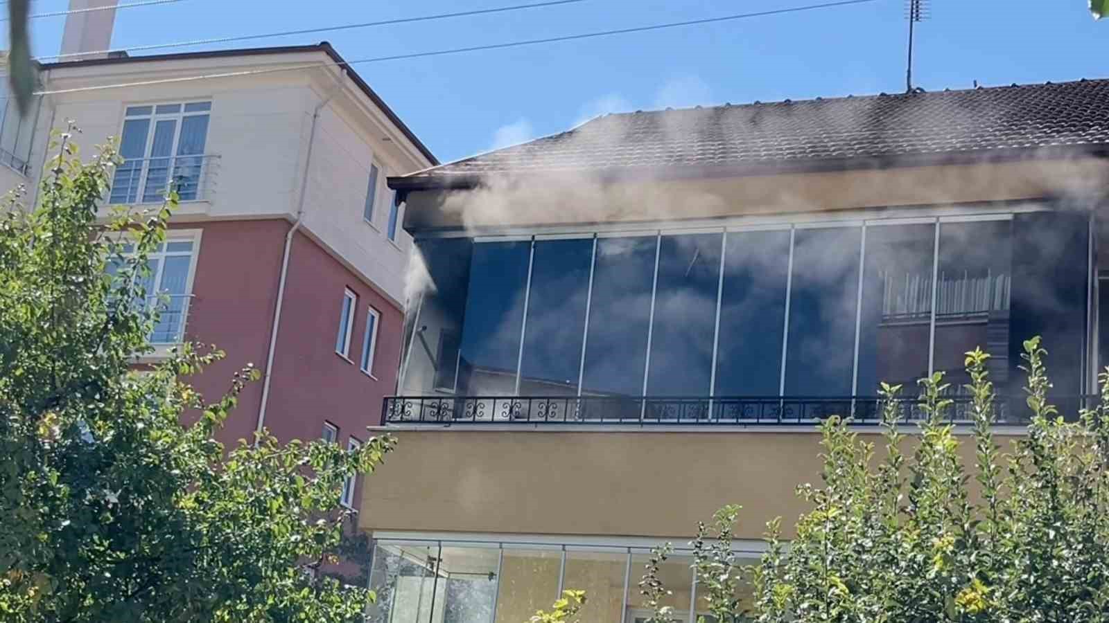 BOLU’DA BALKON YANGINI PANİĞE NEDEN OLDU