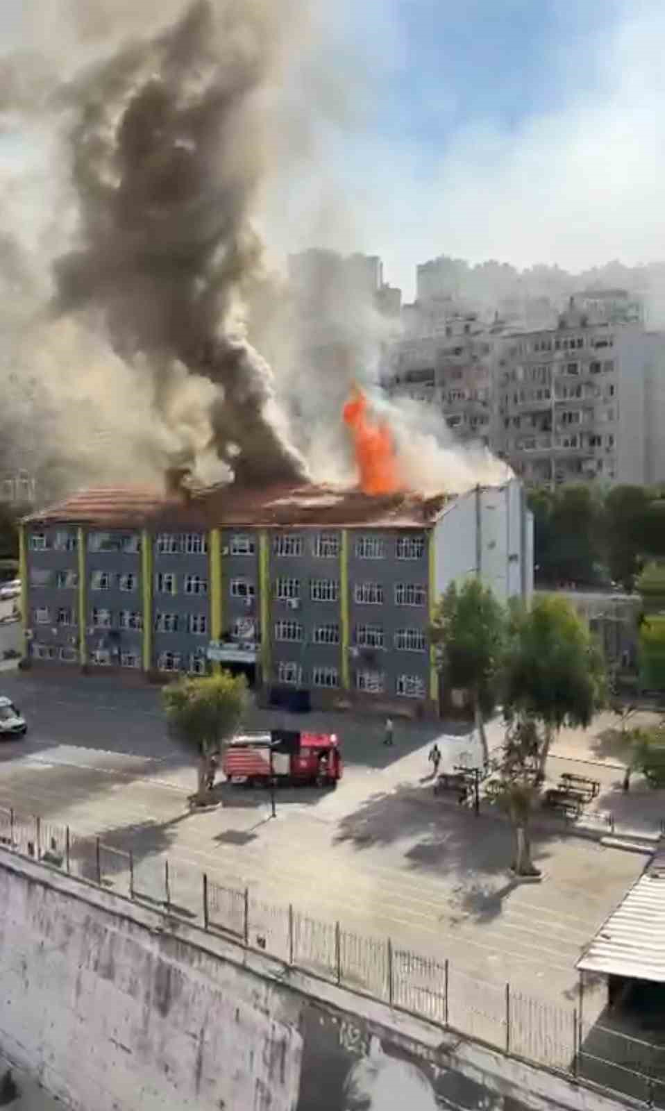 İZMİR’DE OKUL ÇATISINDA KORKUTAN YANGIN