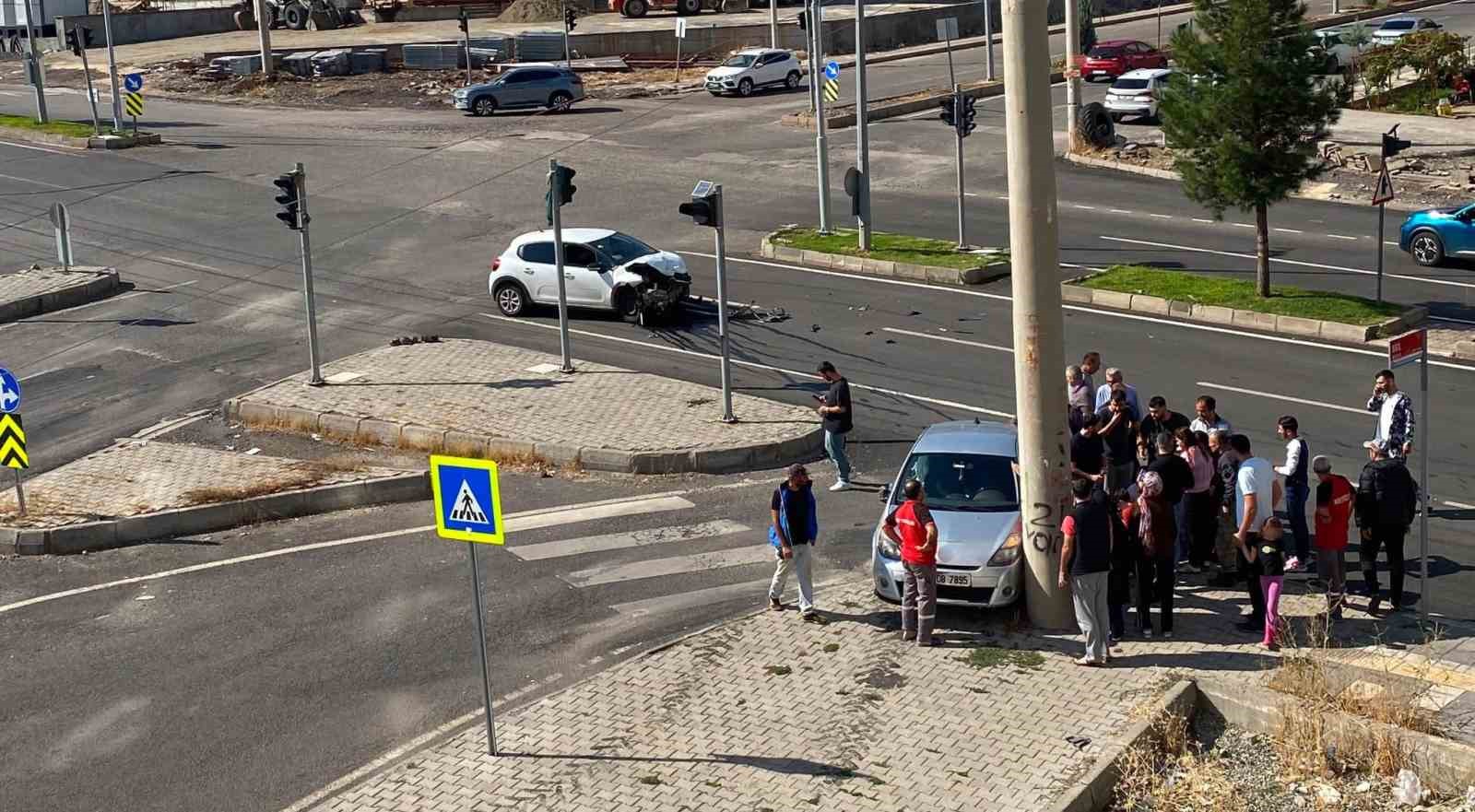 DİYARBAKIR’DA İKİ ARAÇ ÇARPIŞTI: 3 YARALI