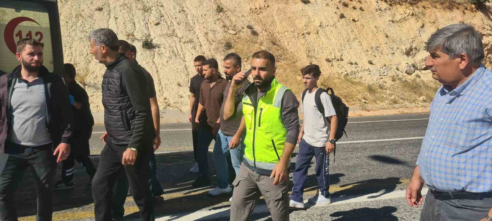 SİİRT’TE PONZA YÜKLÜ TIR DEVRİLDİ: 1 AĞIR YARALI