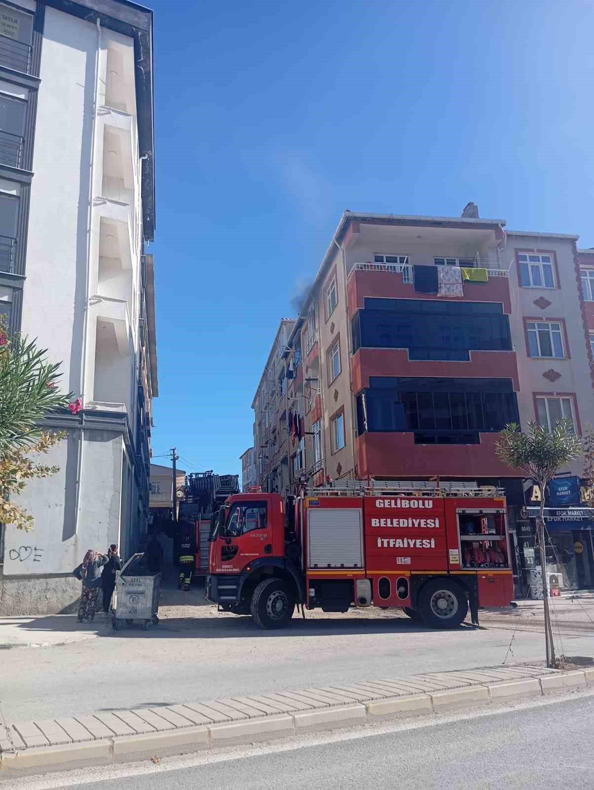 GELİBOLU’DA BİR APARTMANIN 4’ÜNCÜ KATINDAN ÇIKAN YANGIN KORKUTTU