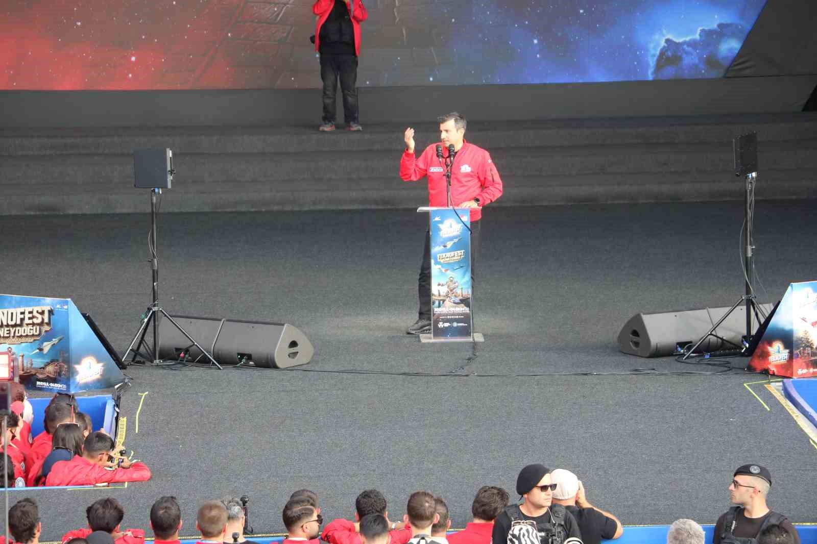 TEKNOFEST YÖNETİM KURULU BAŞKANI SELÇUK BAYRAKTAR: "1 BUÇUK MİLYONDAN FAZLA ZİYARETÇİ AĞIRLAYARAK REKOR KIRDIK"