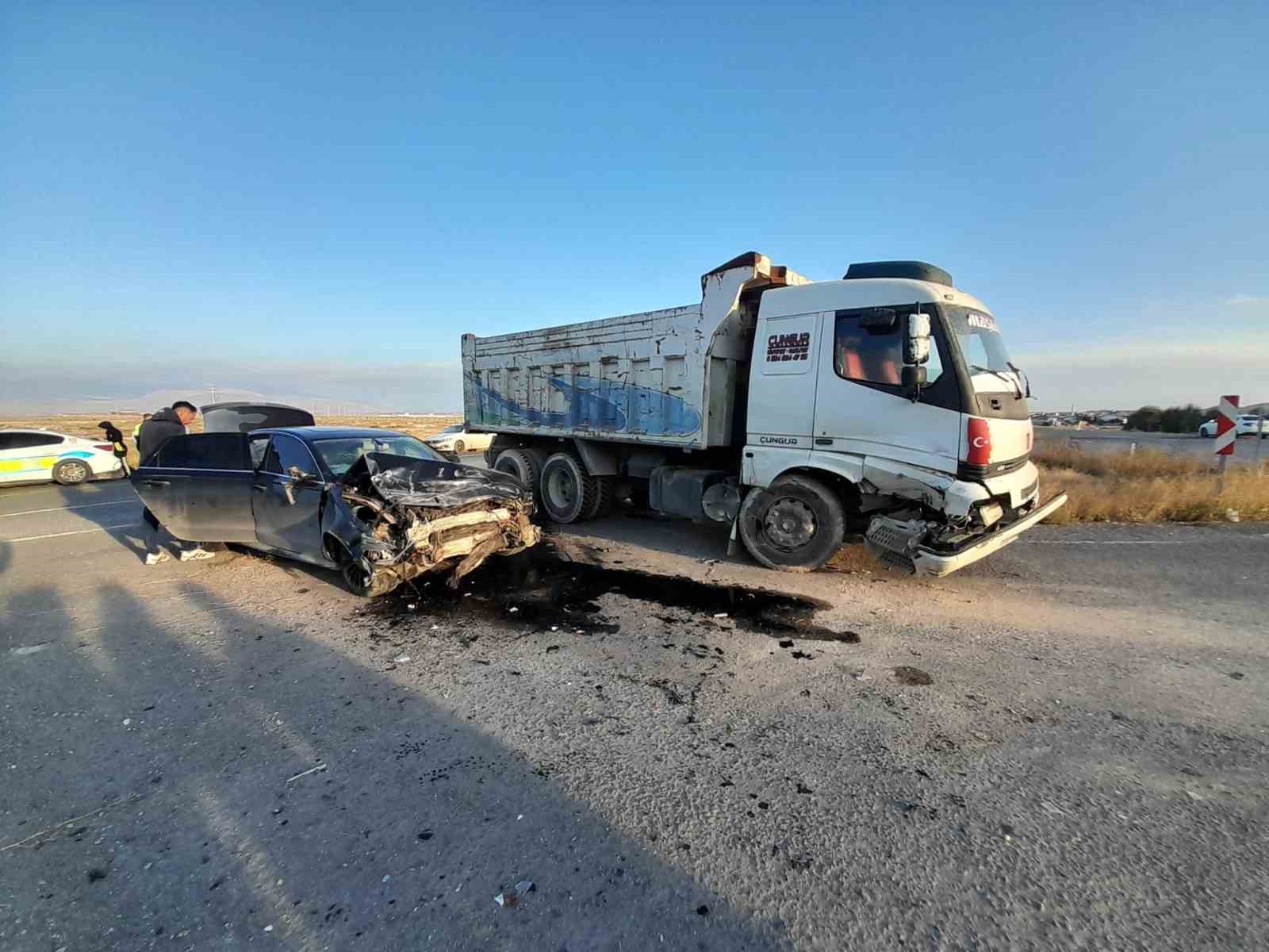 KONYA’DA KAMYON OTOMOBİLLE ÇARPIŞTI: 1 YARALI