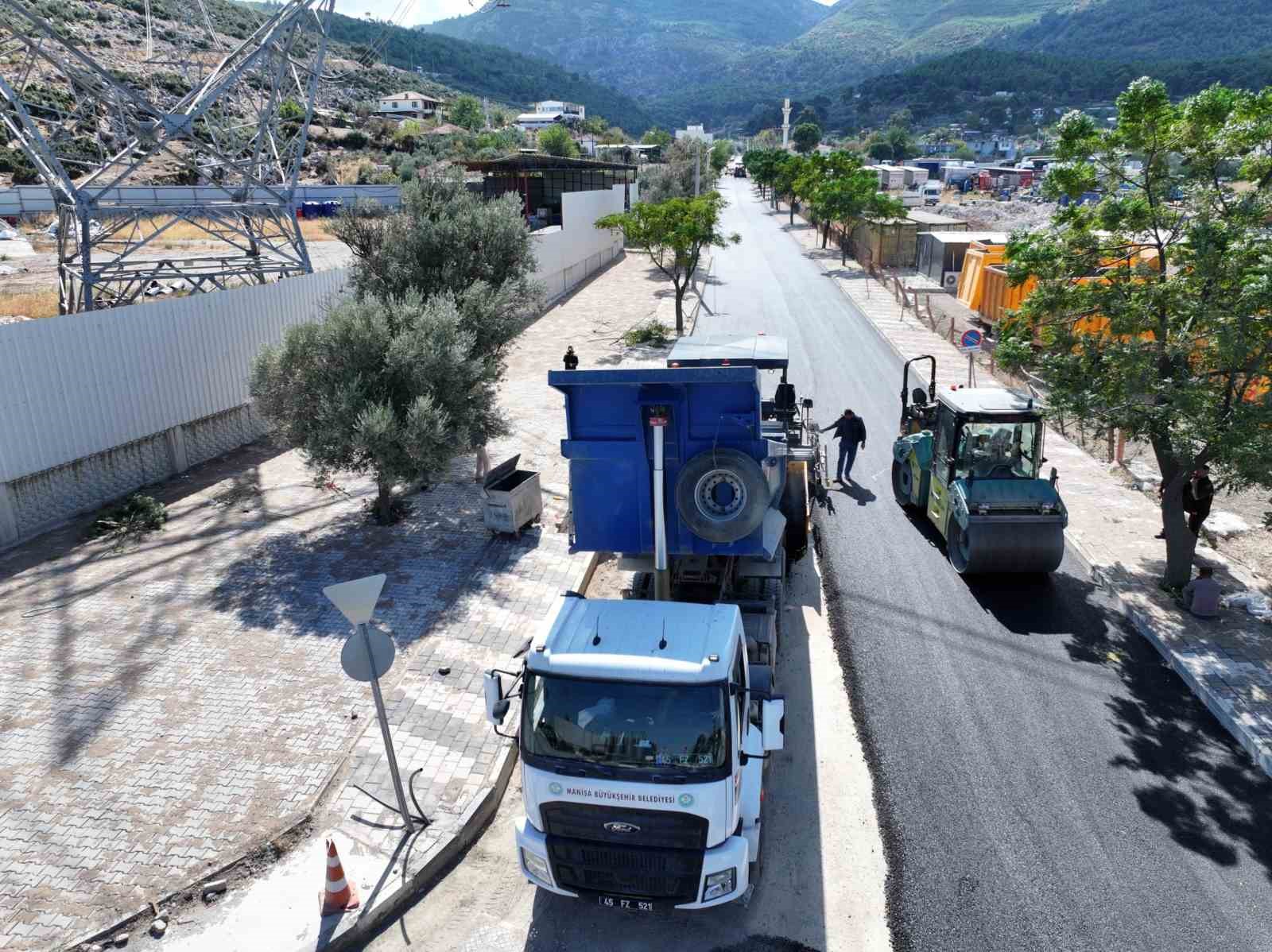YUNUSEMRE EMLAKDERE’DE 2 KİLOMETRELİK YOL SICAK ASFALTLA YENİLENDİ