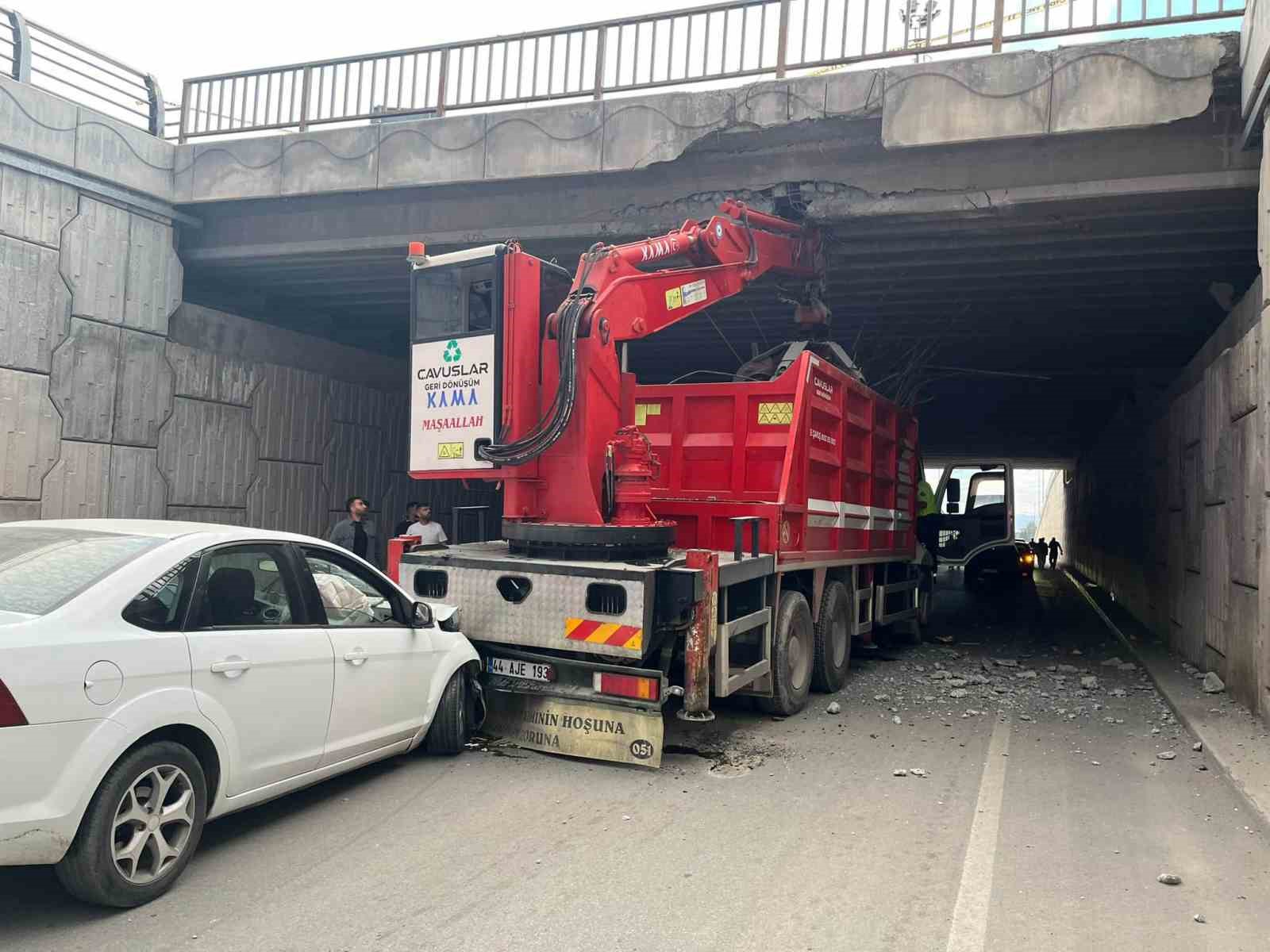 VİNÇ KÖPRÜYE, OTOMOBİL DE VİNCE ÇARPTI: 4 YARALI