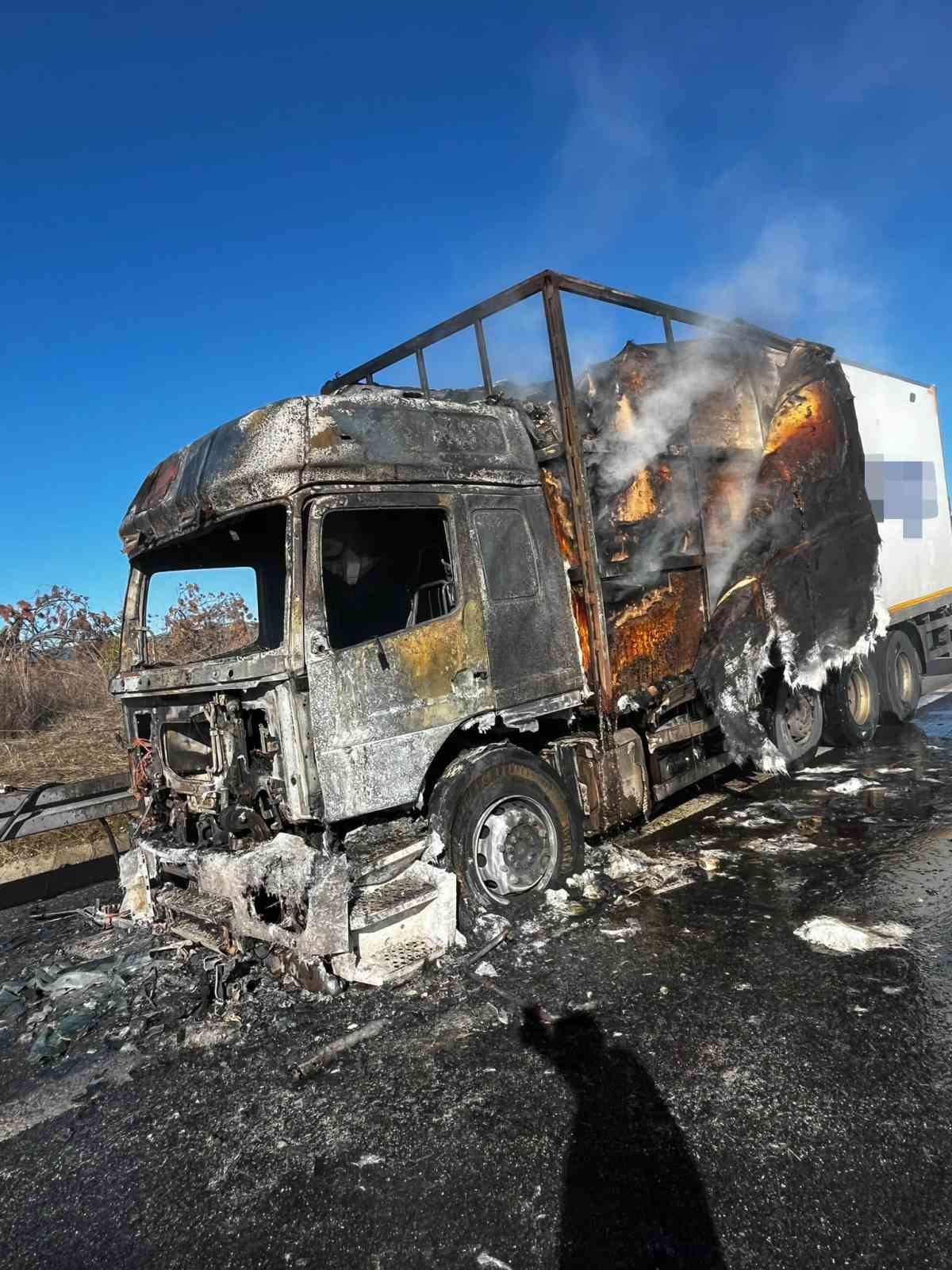 BOLU’DA KARGO YÜKLÜ TIR ALEV ALEV YANDI