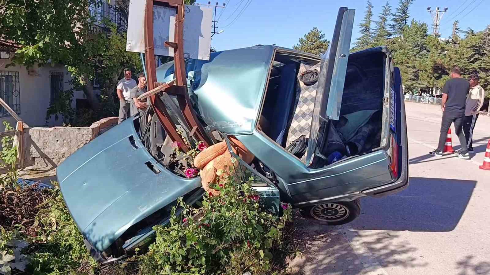 AMASYA’DA DİREĞE ÇARPAN OTOMOBİL İKİYE AYRILDI: 2 YARALI