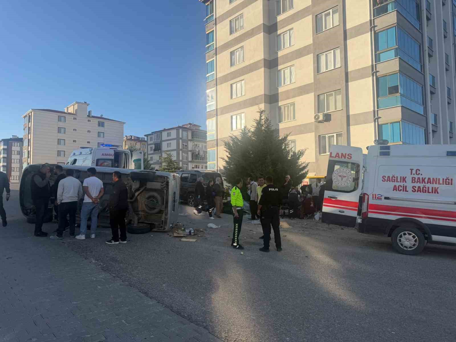ESKİŞEHİR’DE OTOMOBİL MİNİBÜSLE ÇARPIŞTI: 5 YARALI
