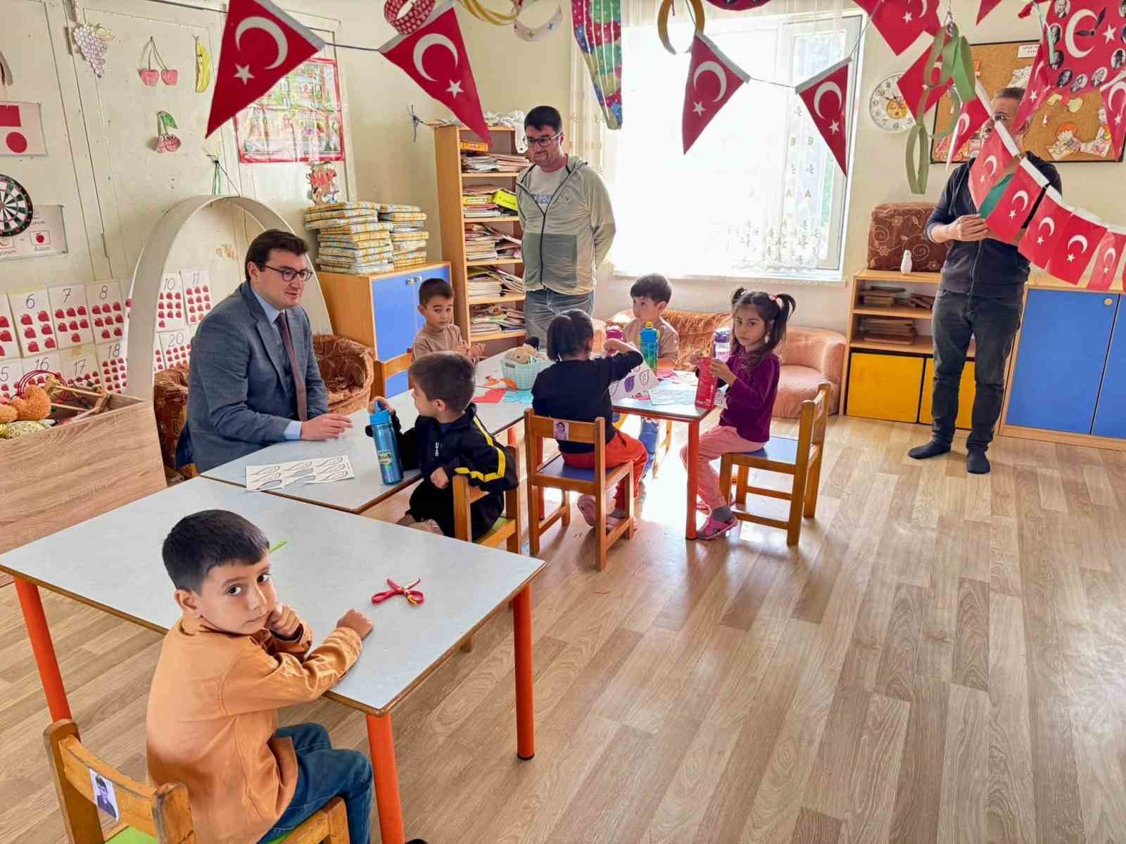 KAYMAKAM SÖZEN, YAKA’DA ÖĞRETMEN VE ÖĞRENCİLERLE BULUŞTU