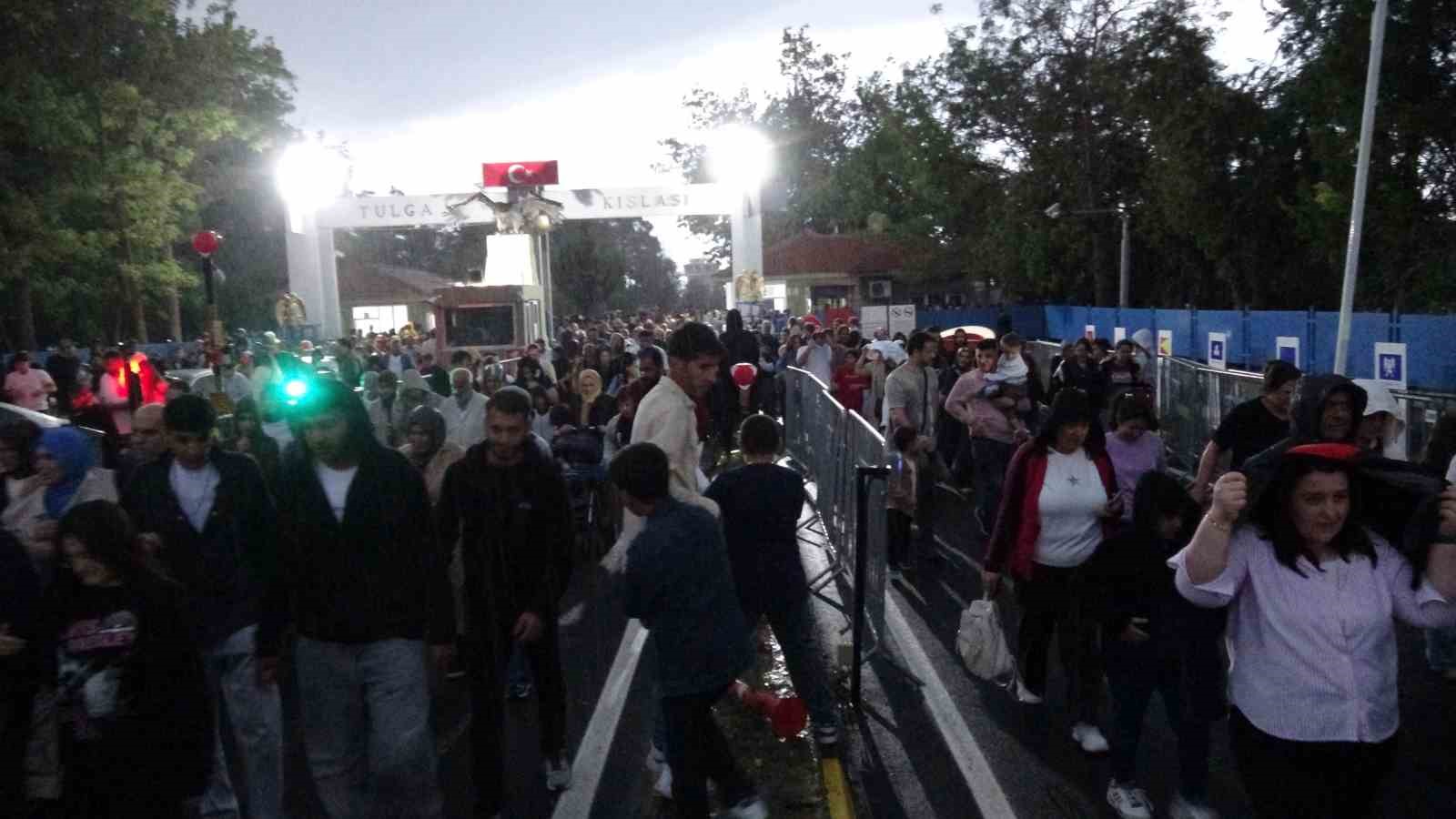 TÜRK YILDIZLARI’NIN GÖSTERİSİ İÇİN MALATYALILAR YAĞMURA RAĞMEN ALANA AKIN ETTİ
