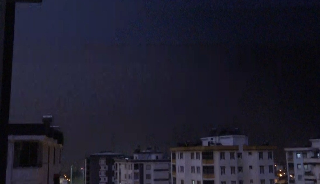 KOZAN’DA YILDIRIMIN DÜŞME ANI KAMERADA
