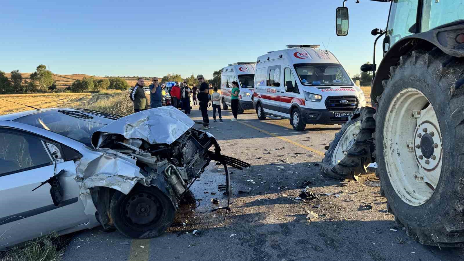 EDİRNE’DE TRAKTÖR OTOMOBİLLE ÇARPIŞTI: 1 YARALI