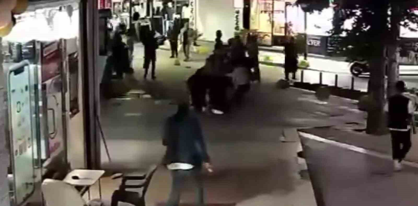 KOCAELİ’DE ANNE VE KIZINI CADDE ORTASINDA DARBETTİLER