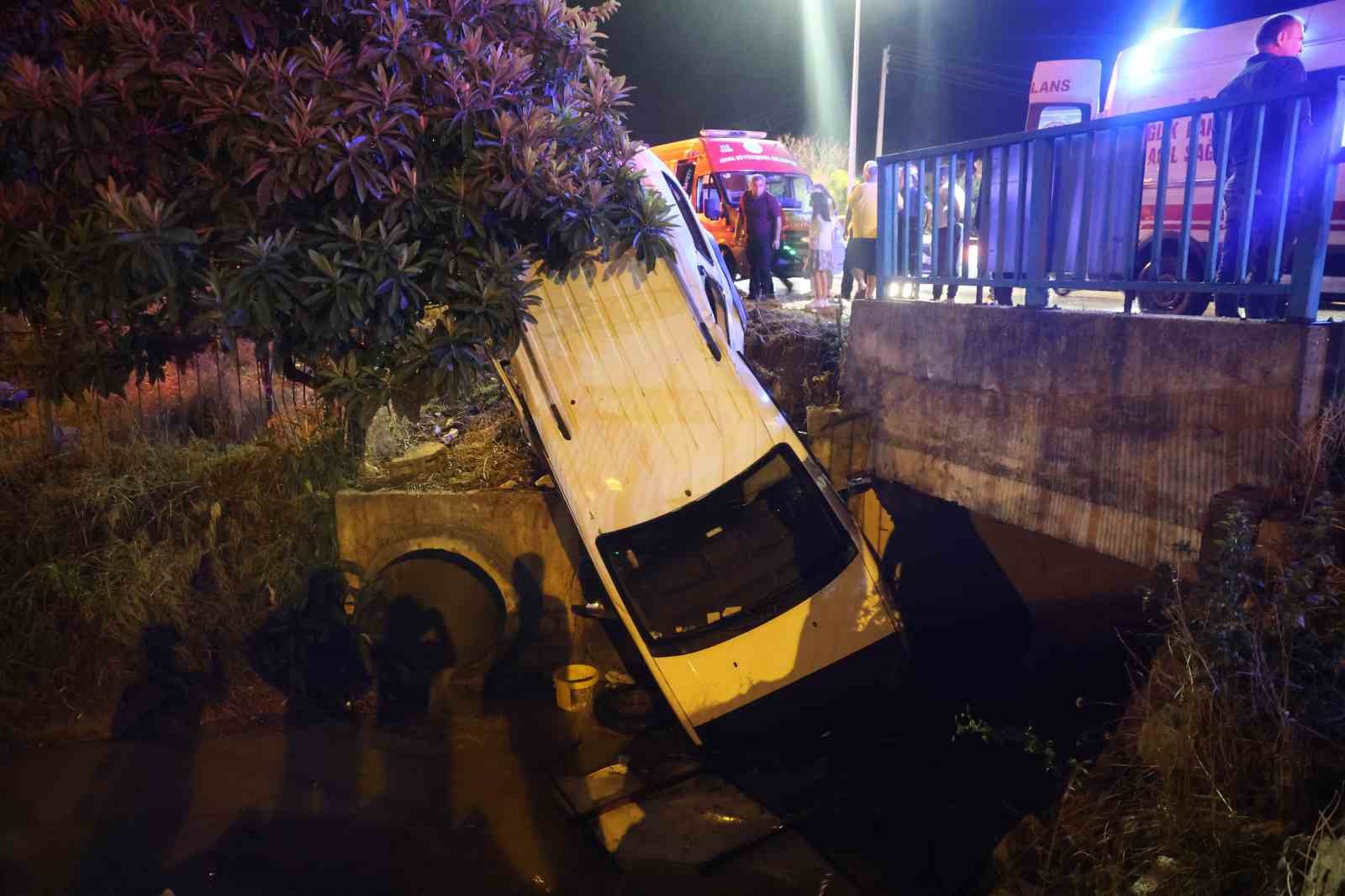 ADANA’DA ŞİDDETLİ YAĞIŞTA KAYAN OTOMOBİL SULAMA KANALINA DÜŞTÜ: 2 YARALI