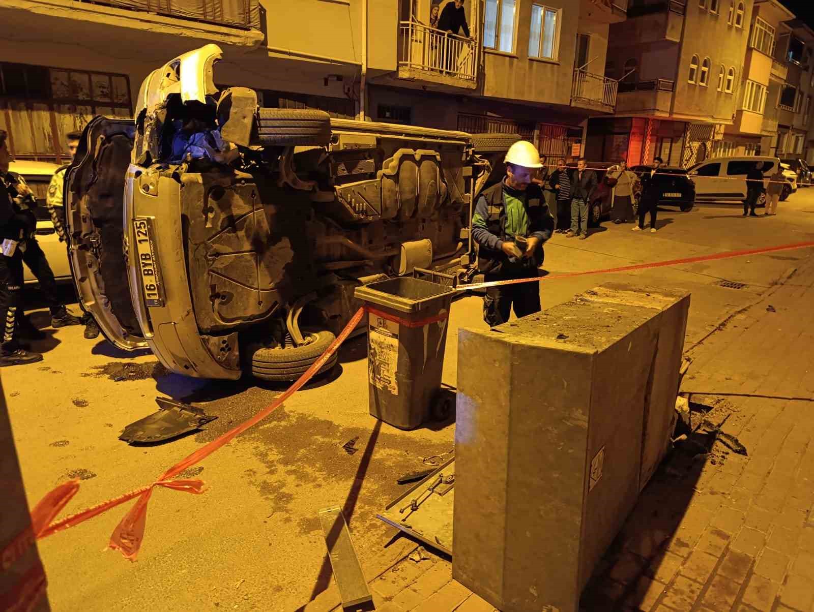 ELEKTRİK PANOSUNA ÇARPAN MİNİBÜS DEVRİLDİ, SÜRÜCÜ OLAY YERİNDEN KAÇTI