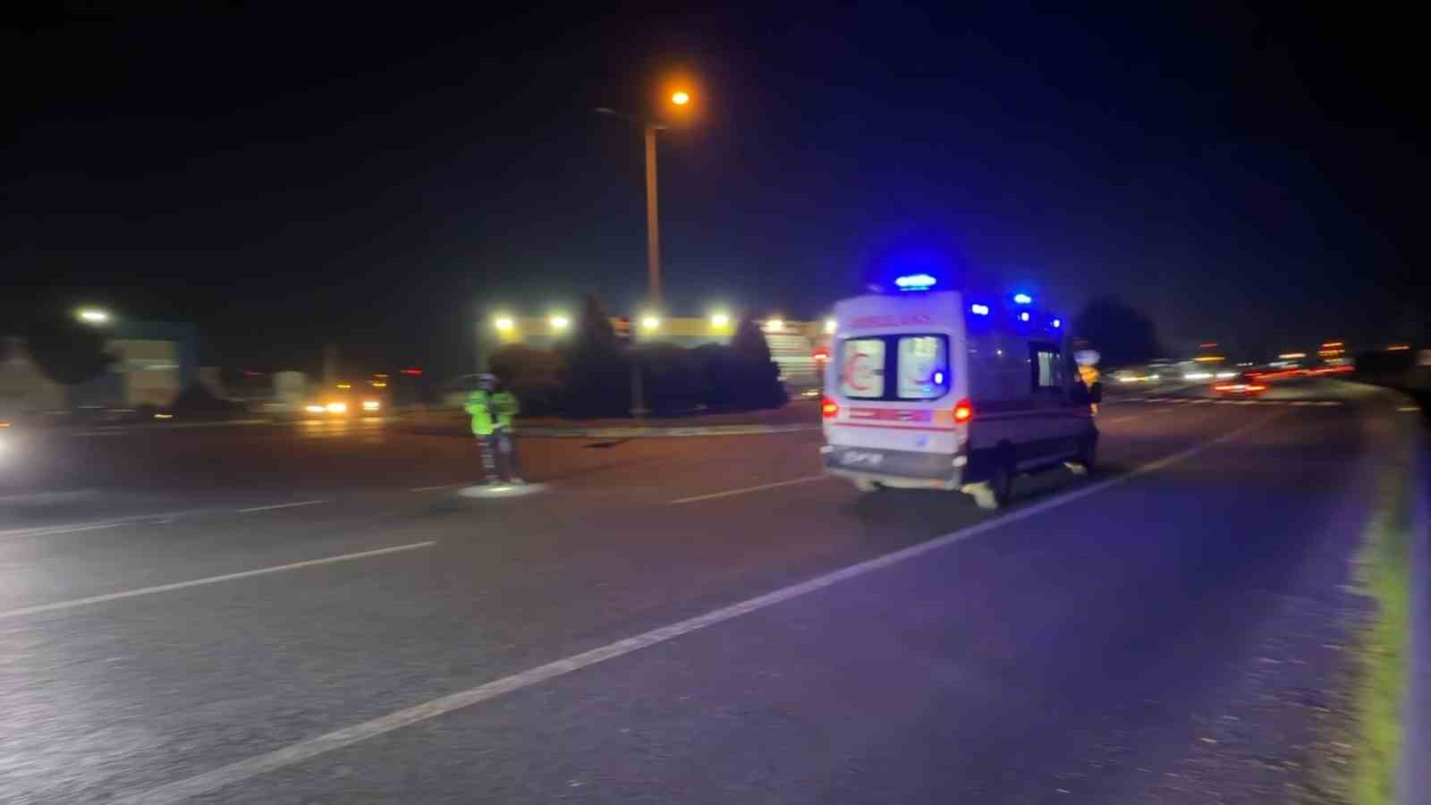 TRAFİKTE KALAN AMBULANSA POLİS EKİPLERİNDEN HIZLI MÜDAHALE