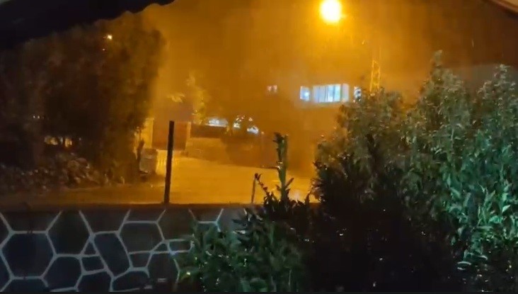HATAY’DA CEVİZ BÜYÜKLÜĞÜNDE DOLU YAĞDI, BAZI ARAÇLAR HASAR GÖRDÜ