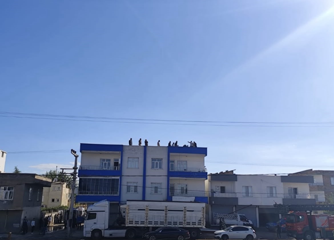 DİYARBAKIR’DA KAHREDEN OLAY: USTA HAYATINI KAYBETTİ, 2 ÇIRAĞI AĞIR YARALANDI