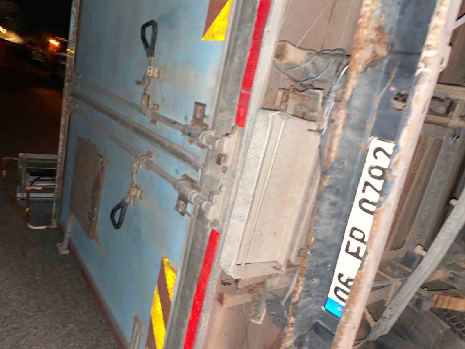 ANKARA’DA KAMYONET KEPÇEYE ÇARPTI: 2 YARALI