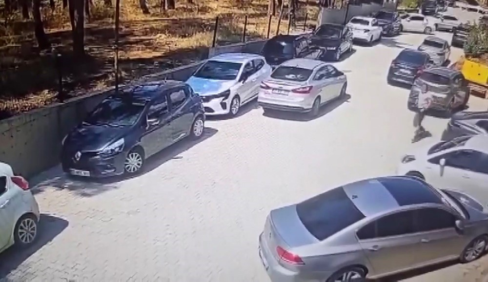 EL FRENİ ÇEKİLMEYEN OTOMOBİL YOKUŞ AŞAĞI GİDERKEN GÜVENLİK GÖREVLİLERİ DURDURDU
